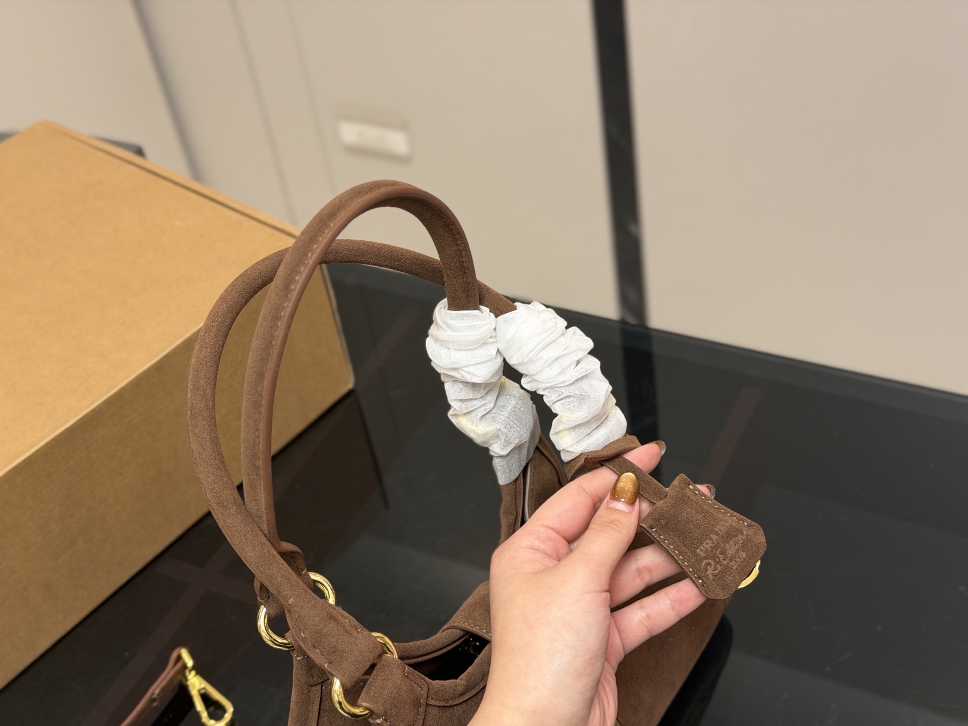 &yen;170 size：26.18cm 普拉达 hobo中古腋下包 多了一份随意和简单， 完全的时尚百搭！