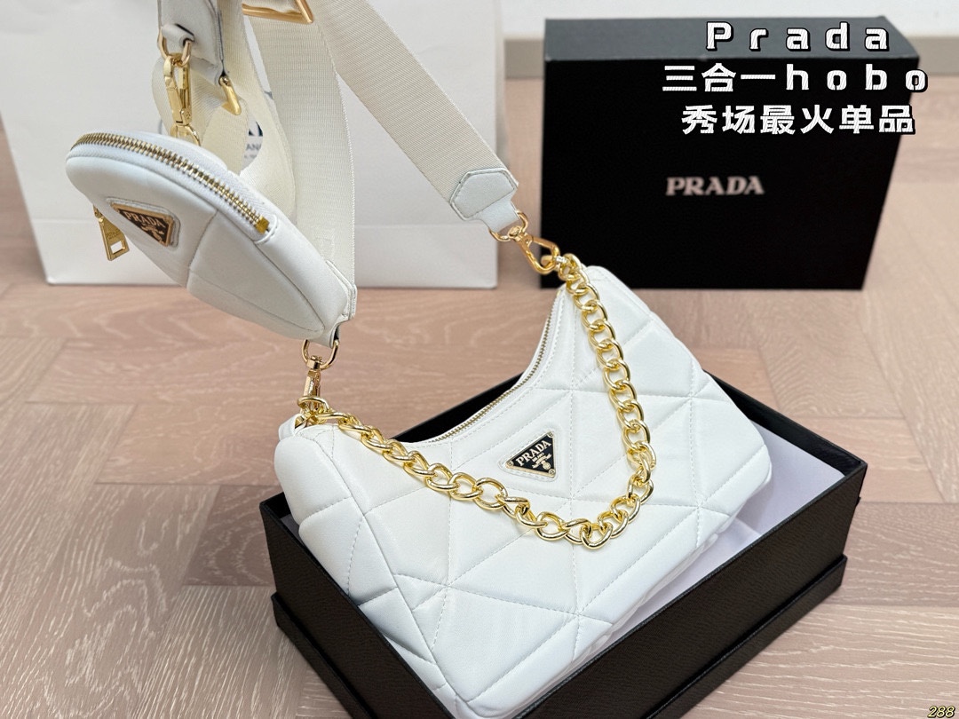 &yen;125配盒 Prada 普拉达三合一hobo 肩背包 斜挎 秀场最火单品！ 旅行 健身 生活 聚会 街拍 都ok！ 很有高级感 时装feel。 尺寸：25 13