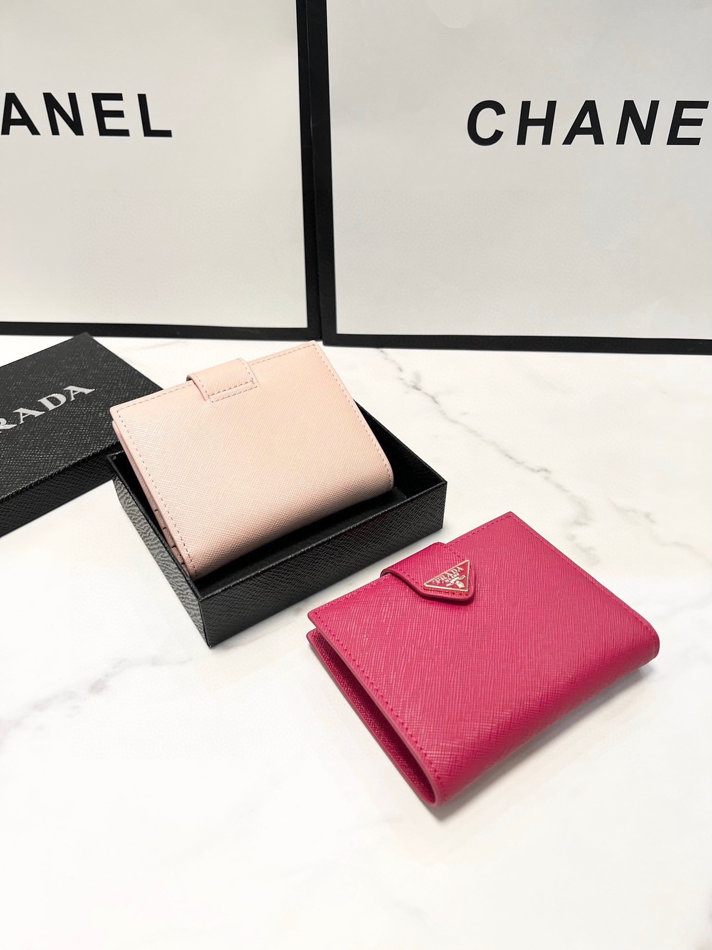 P95🎀🎀颜色 黑 玫红 蓝 粉🎀尺寸 11x10🎀实拍普拉达👏时尚钱包，优质十字纹牛皮👍🏻高档五金配件，内阁丰富，超级实用❗️现货高品质[得意]