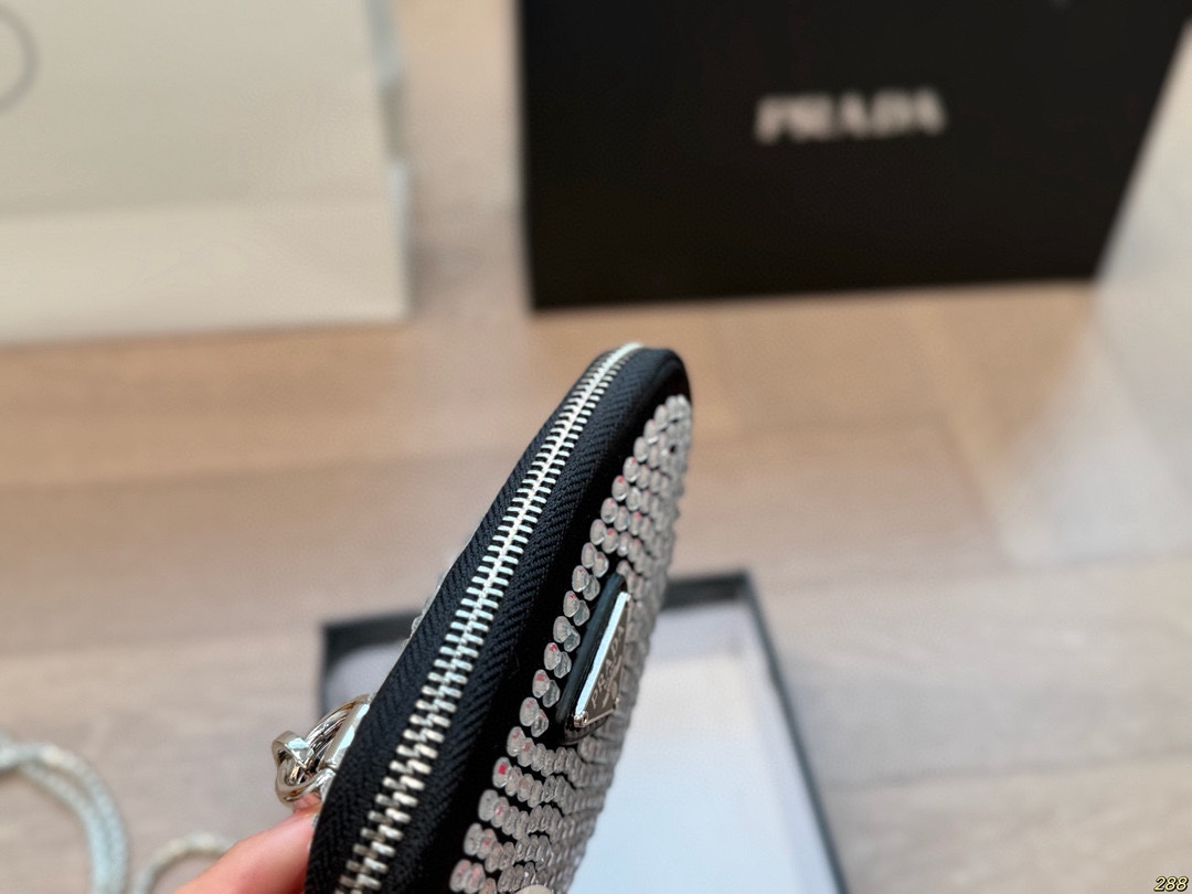 &yen;100配盒 Prada 普拉达三角包 零钱包 超好搭 最近真的好火，脑子里是瞬间相出了N种搭配方式，非常的百搭，上身也非常的好！尺寸14 11