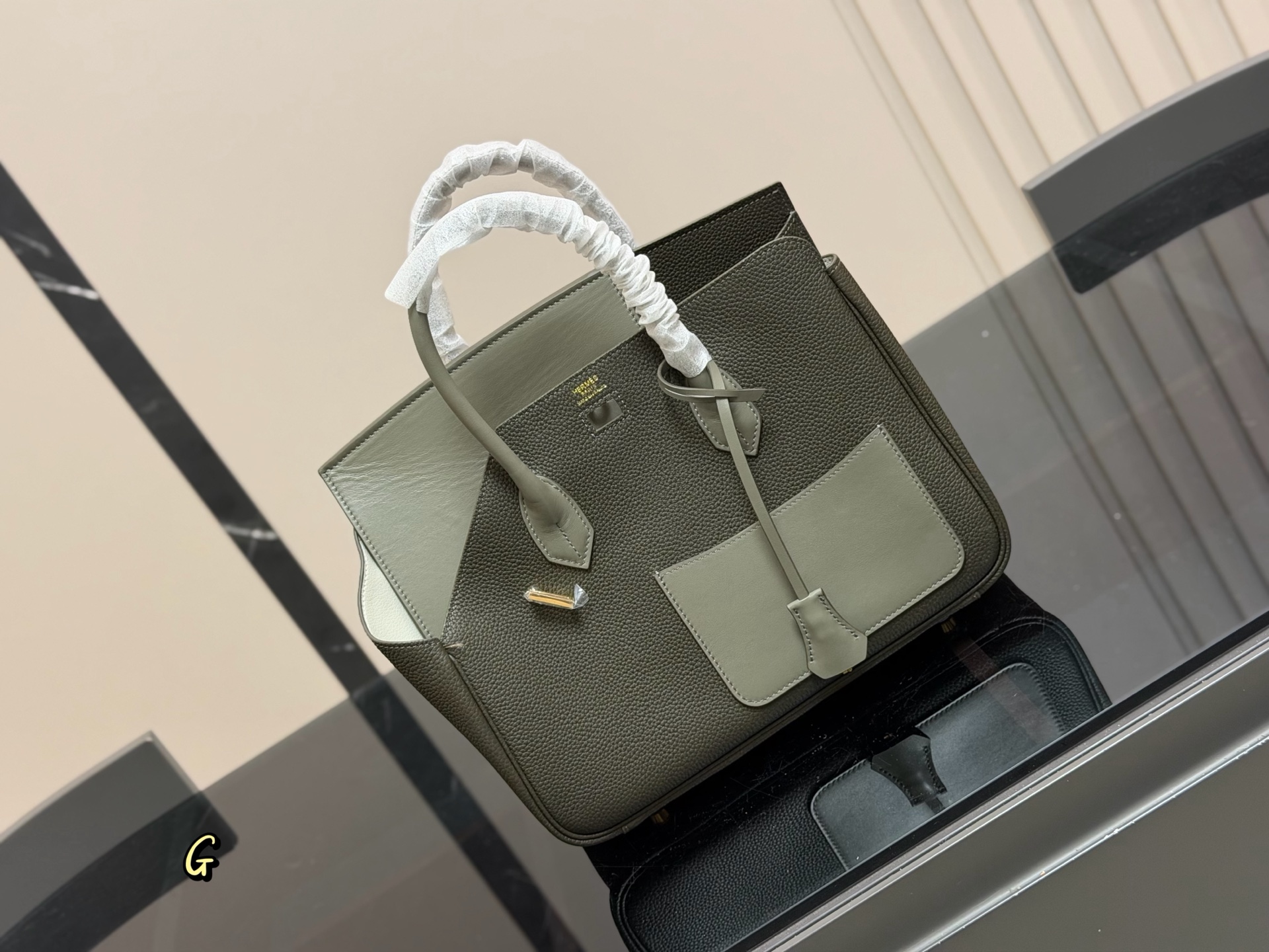 &yen;340 爱马仕Birkin D&eacute;sordre 30 这个包走秀的时候就相中了， 和双面KELLY异曲同工， 都是解构主义美学的创新。不过最大的 这个Birkin D&eacute;sordre 30却可以男女同吃