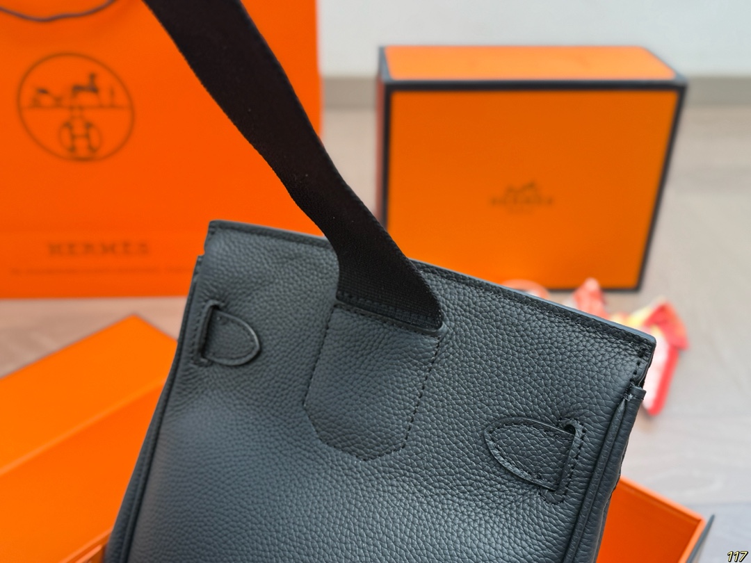 &yen;235飞机盒 爱马仕 Hermes HAC A DOS 爱马仕很适合男生的包其实挺少的但是Hac真的很适合男生!!最实用的男包颜值也抗打 无论是斜挎还是当胸包都很舒服拿Hac根本不用考虑穿搭问题~ 尺寸18 27