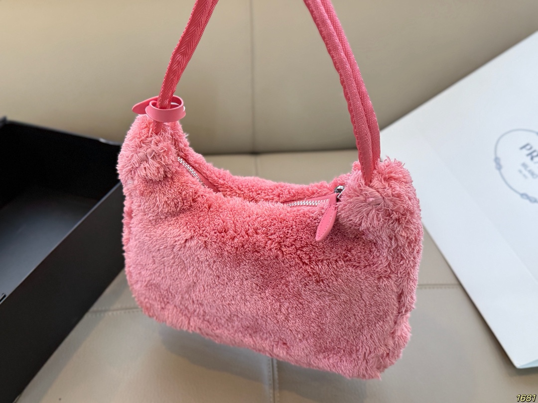 &yen;120 普拉达PRADA 环保毛腋下包 加上毛茸茸的元素瞬间软绵绵的 一下就温柔起来了。 秋冬很适合背毛绒包！ 不仅手感很棒 还能取暖~ 软乎乎毛茸茸 简直无法拒绝啊 尺寸24 15