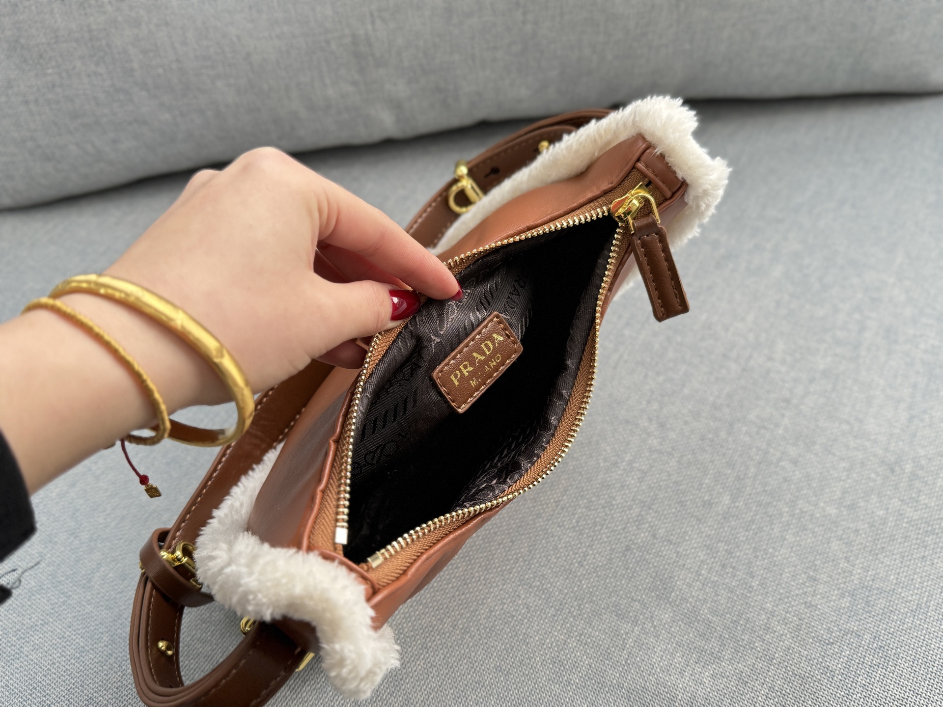 💰135 size：23&times;15 PRADA普拉达 羊羔毛 腋下包 单肩手提包 月牙包 半月包 冬天就要有冬天的包包呀❄️ 新品毛茸茸包，冬天的可可爱爱🟠 腋下包已成为主流时尚趋势啦！ 超级百搭好看时髦潮人一定要买它！ 不仅实用轻便又好看😍😍