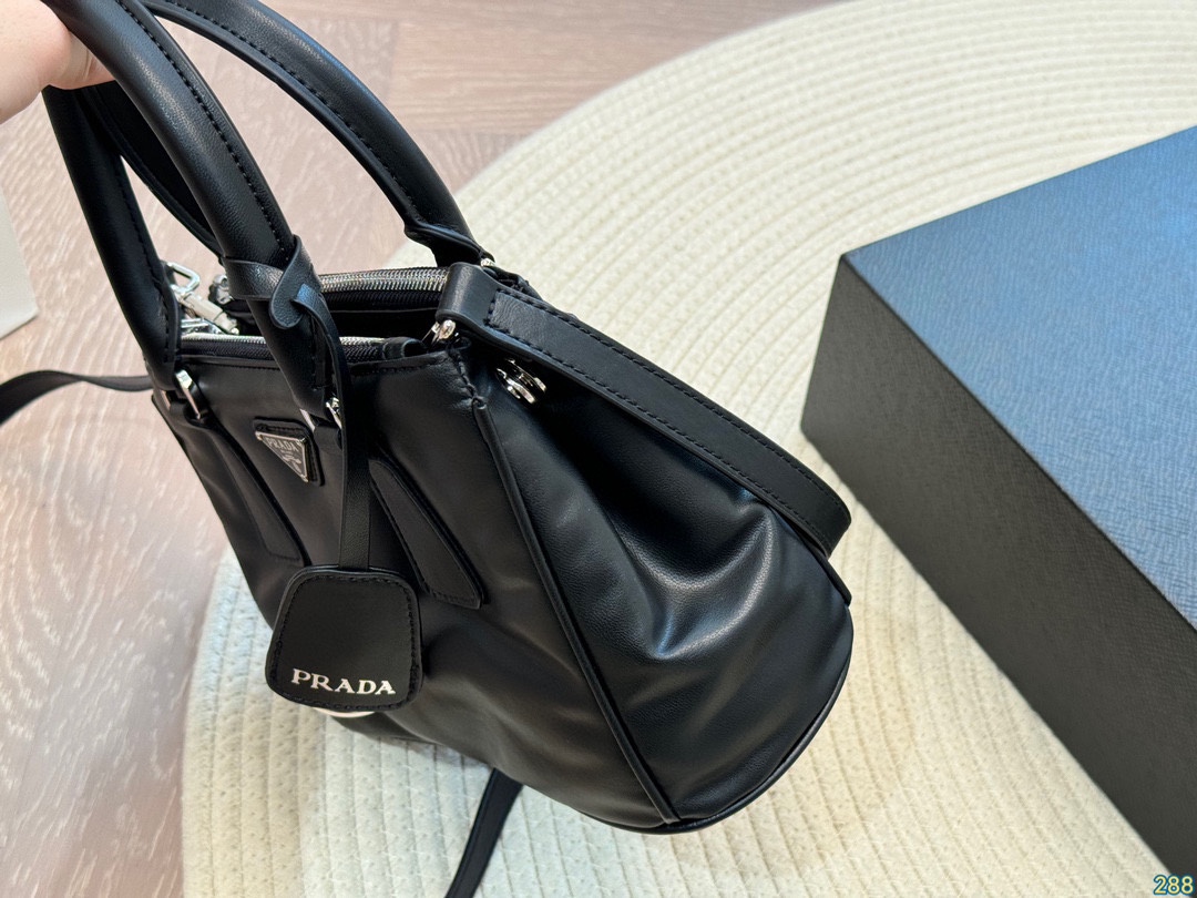 &yen;175折叠盒 普拉达PRADA mini杀手包 新款手提包超级好看 经典对未来的展望 时尚百搭 上身又A又飒 尺寸22 16