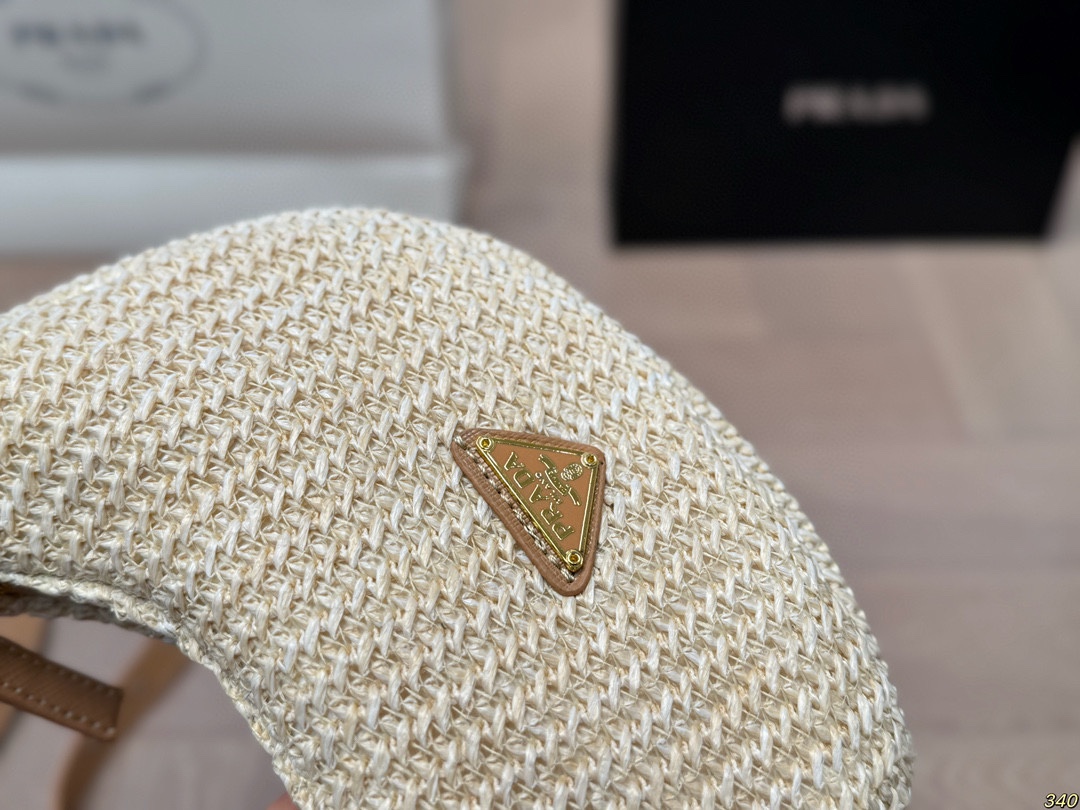 &yen;130 搭配长短两条肩带 普拉达Prada绝美草编包 是背Prada阳光草编包的夏天啦 马上夏至了，来推荐这只Prada阳光草编包 编织和皮革，清爽也文艺，让你也可甜可美。设计也非常实用，夏天怎么能少了草编包呢 尺寸 21 10