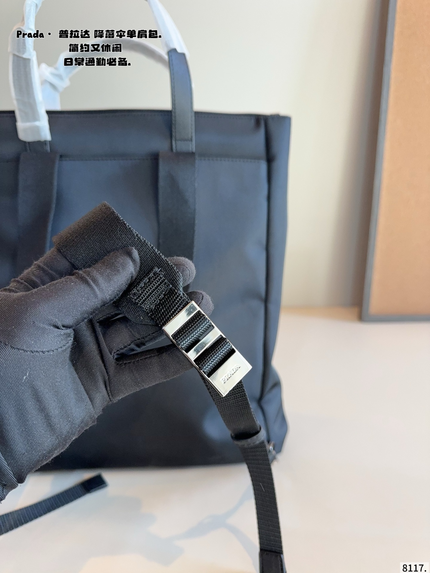 p180 prada普拉达新款 手提单肩包. 尼龙面料.超级柔软的面料 可手提 单肩斜挎 时尚新宠儿 各路明星 网红同款追捧 尺寸：38*4*11cm