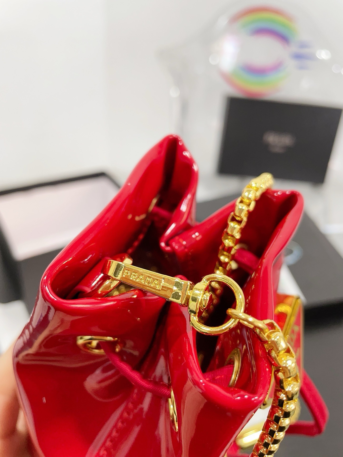 👑💰P105配盒 ⚠️尺寸10.13 普拉达PRADA mini亮片水桶包 太可爱了，bling bling的效果非常吸睛 可仙可酷，难道你不心动。 太美太可爱了