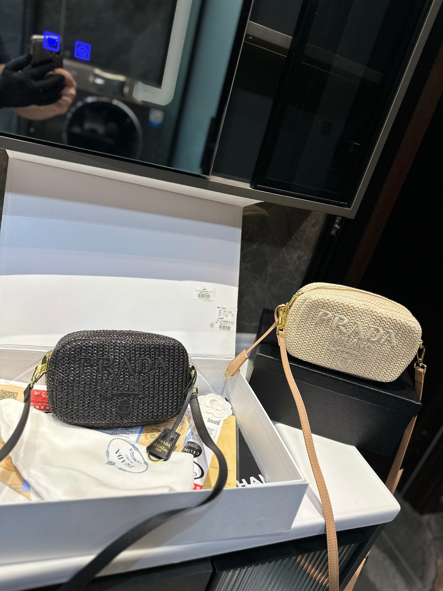❤️p130（礼盒包装）❤️ ✅新品推荐🔜Prada普拉达专柜同款编织相机包～草编包👍高端货！可手提可肩背～各大明星追捧的爆款～棕榈叶和编织而成‼️采用最好的五金配件！经典logo！（size：21*13*6）