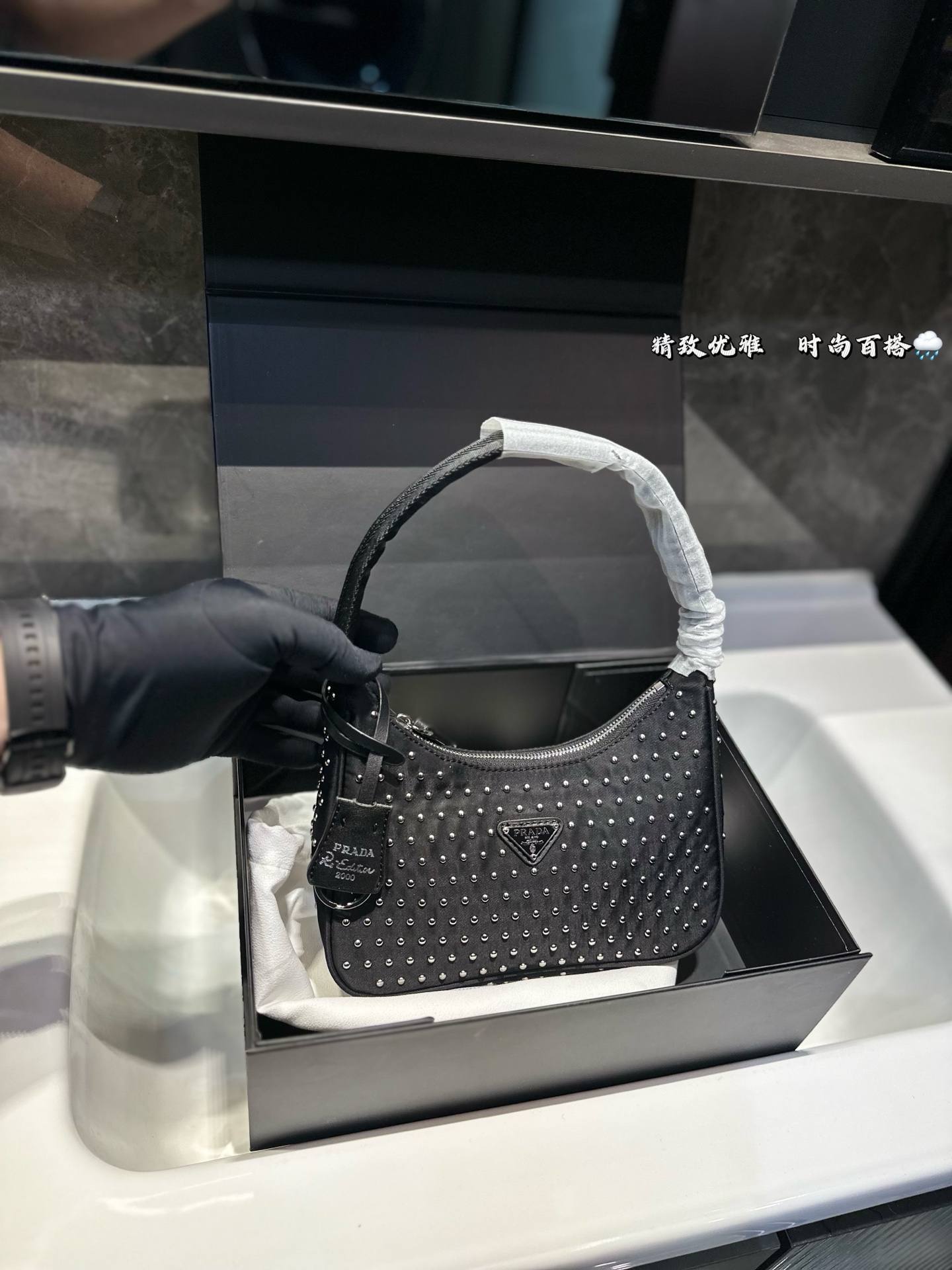 ❤️105（礼盒包装）❤️ 普拉达hobo 铆钉腋下包 Prada如影随形 充满了不一样的帅气感 甜酷辣妹穿搭必备 尺寸 21 11
