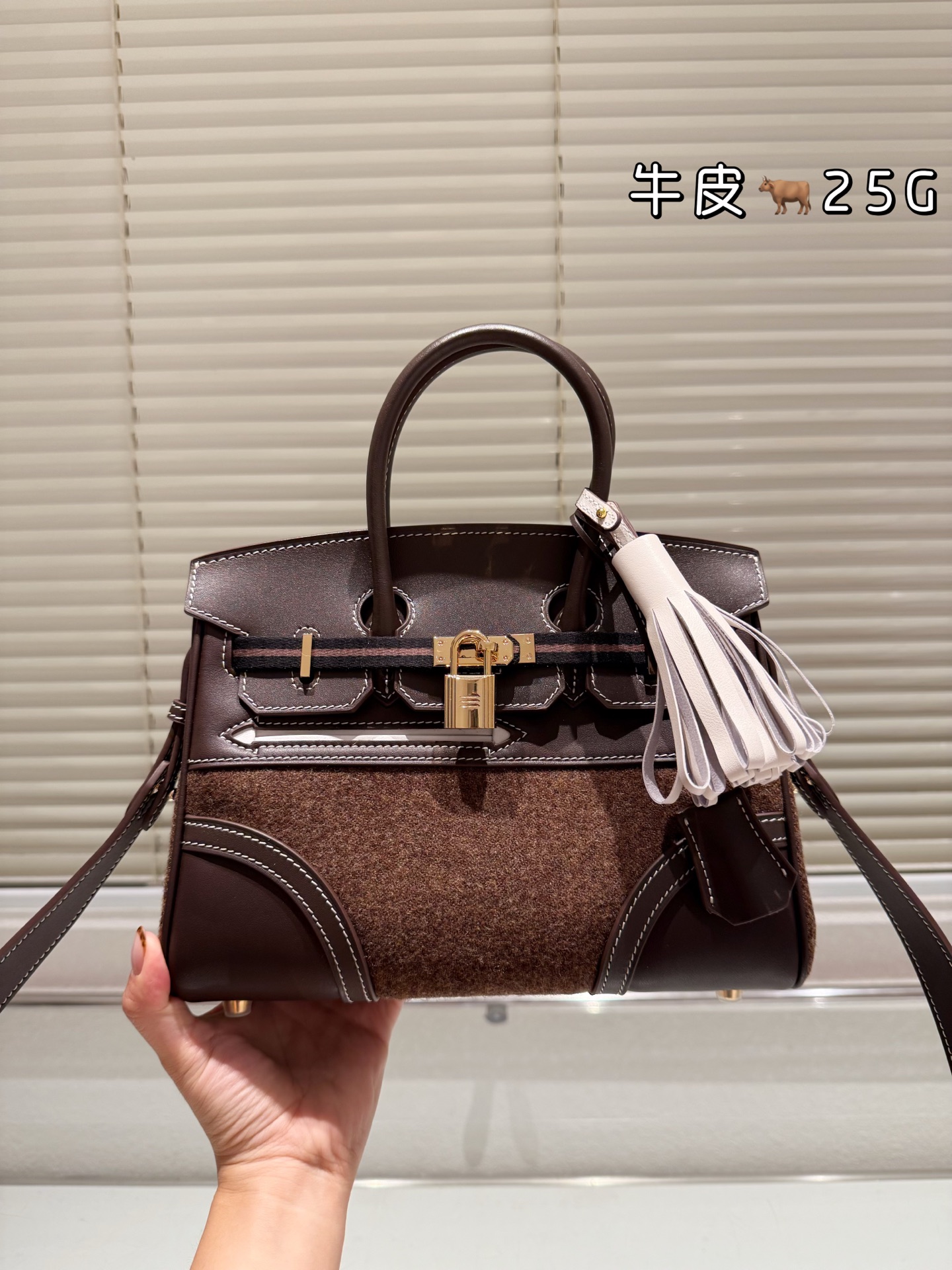 顶级原单 头层牛皮 P325 P310 Hermes 爱马仕｜Birkin 30Goteam 头层Barenia Natural搭配羊毛毡 秋冬战包怎么少的了GoTeam Birkin 爱马仕Birkin30 GoTeam可以说是为数不多的秋冬特别款了吧 当别人还在讨论皮质的时候，GoTeam早就一改风格将毛毡／皮革和编织融为一体，多元的融合毫无违和感，反而缔造一种新式审美！不被拘束，自由随性！ 简简单单一身行头，拎上Birkin30GoTeam，这不就是大家想要的穿搭显贵 配搭就不基础 不用刻意打扮 毕竟这种刻在DNA里的率性也是被铂金 给玩明白 嘿～宝贝！这个秋冬别再一成不变了，和这只帅气无比的Birkin30 GoTeam一起燃起来吧！ 尺寸 30cm 25cm