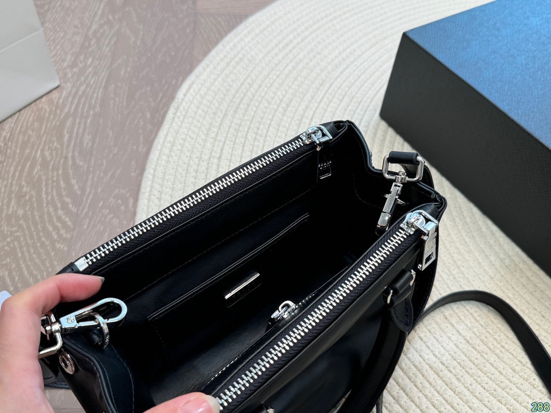 &yen;175折叠盒 普拉达PRADA mini杀手包 新款手提包超级好看 经典对未来的展望 时尚百搭 上身又A又飒 尺寸22 16