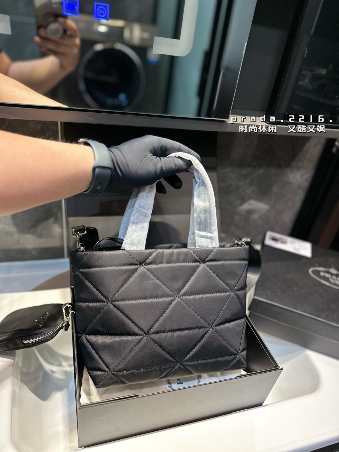 ❤️p130/p125❤️ 普拉达尼龙菱格托特包有种酷酷感觉容量还很可 Prada一眼便爱上日常通勤强烈推荐 集美们冲它 尺寸:大号32 22 小号24 21