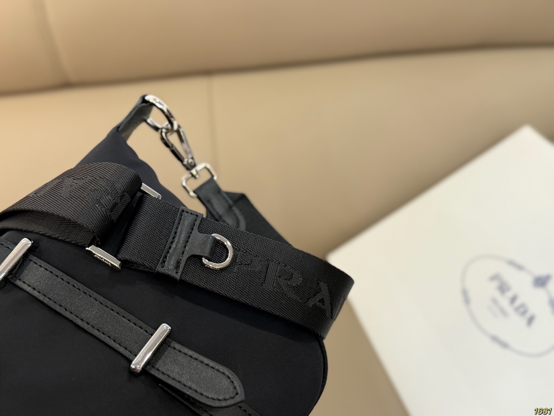 &yen;165 普拉达PRADA 尼龙包 背上身一整个阳光活力又年轻 可可爱爱又能装 气质小姐姐即视感 有种小香的感觉～ 轻便好背，充满高级感，狠狠爱了 尺寸： 25 19