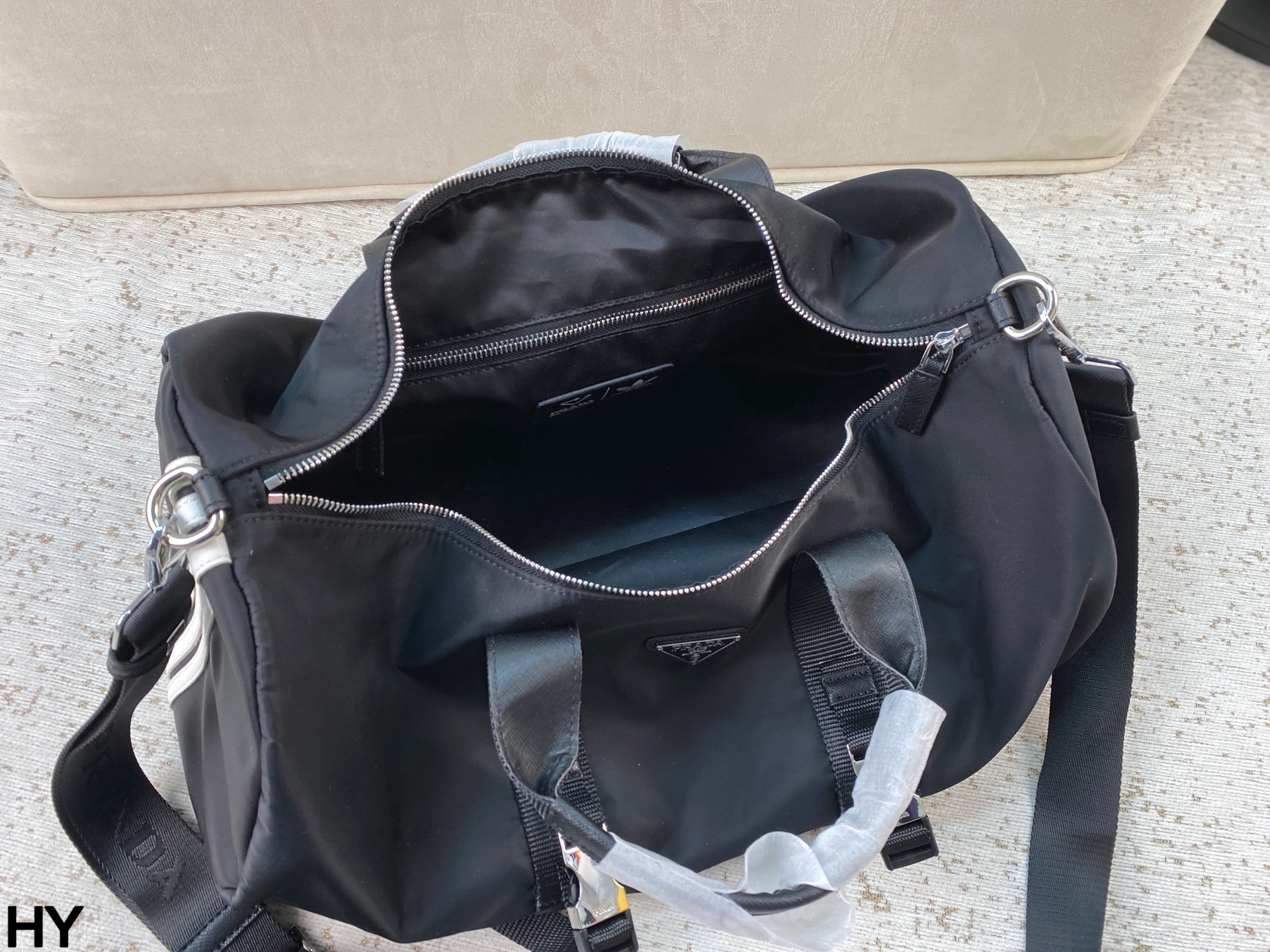 p170 无盒🎁 Prada✖️阿迪联名旅行袋 男女同款 p家经典尼龙质地配上经典三道杠 运动元素拉满 便携自重轻 去健身或者旅行都非常适用！尺寸：底50*宽24*高24