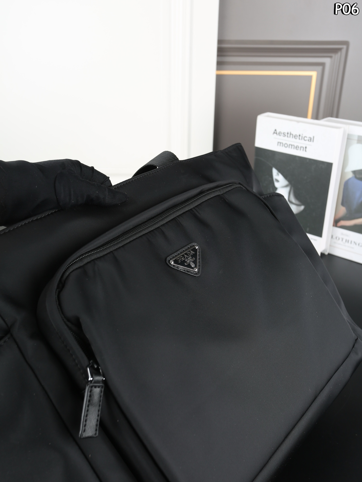 P180 PRADA普拉达 Re-Nylon 托特包Tote包购物袋 尼龙 手提包 这款托特包采用进口尼龙面料，前幅拉链口袋设计，包身两侧口袋可放水杯/雨伞....等等，可手提肩背，出短差和平时用都没问题，功能性非常实用，又是一款永久不过时爆款🎉🎉 Prada 最轻便的包包 尺寸：41&times;32