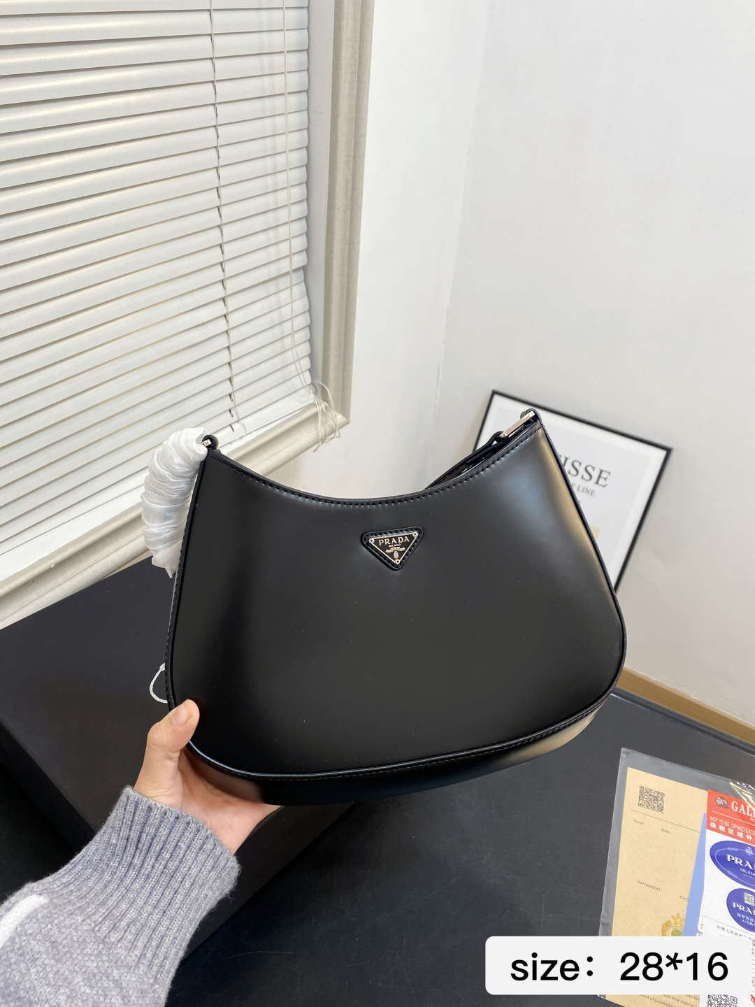 🅿️💰105 配礼盒 尺寸28*16 Prada洋气单品 普拉达腋下包 这个系列将是Prada接下来一整季的主打款式。Prada 手袋的曲线型设计分外醒目，当手包很优雅，时尚百搭！打麻将逛街也很轻便哦！ 7688