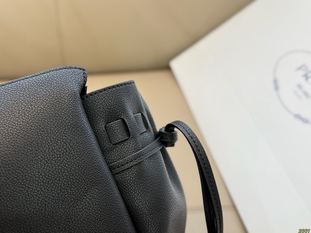 &yen;180 普拉达PRADA 腋下包 可爱到不行！凭实力圈粉 简约又不失高级 背上就是时髦精女孩～ 尺寸38 21