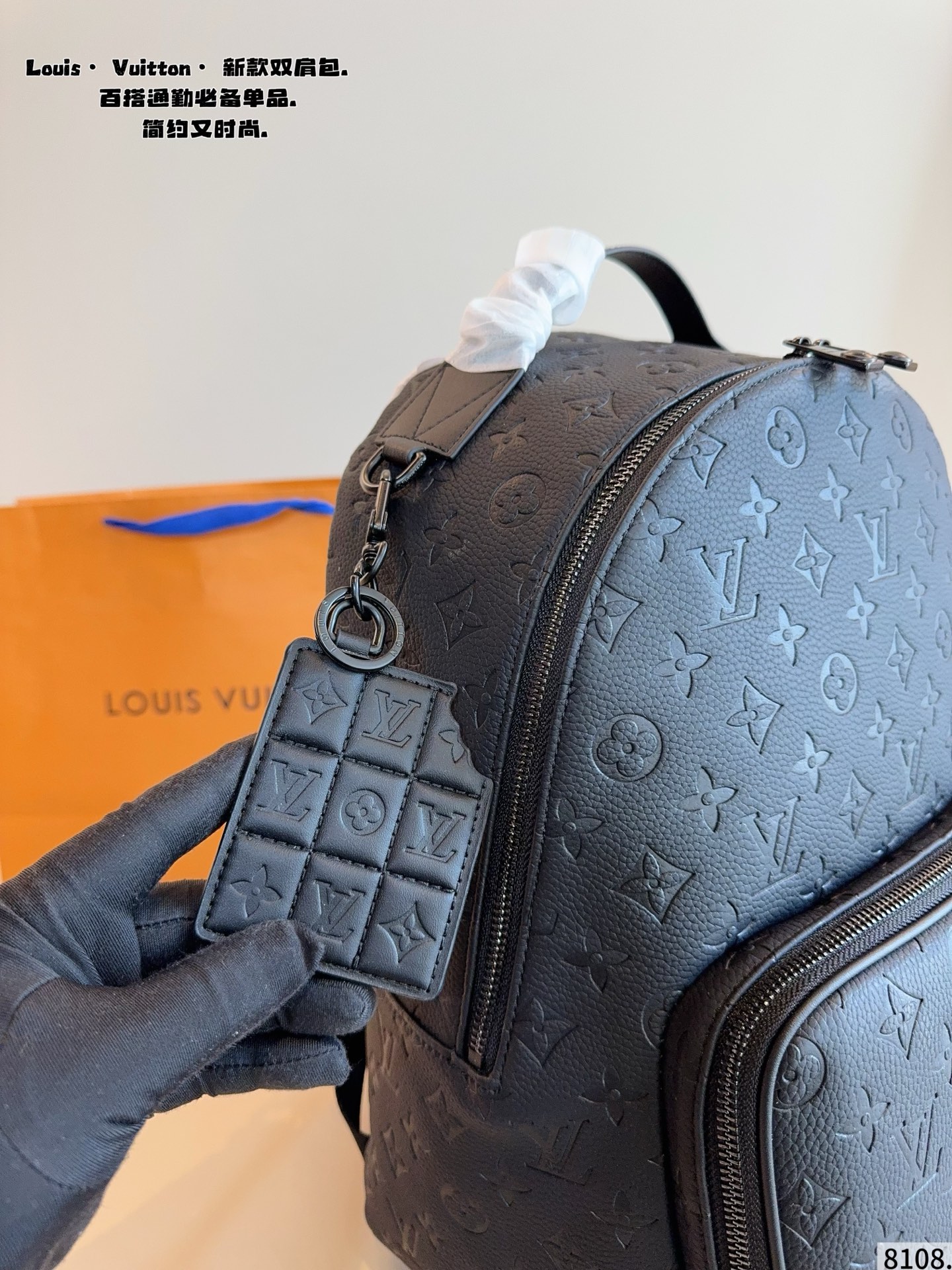 p190 Lv DISCOVERY 双肩包 男生日常休闲搭配的理想选择～ 实用又百搭，小小的身体大大的空间 非常适合放随身物品~ 面料耐磨耐刮蹭，适合男生大大咧咧的性格尺寸：30*12*38cm