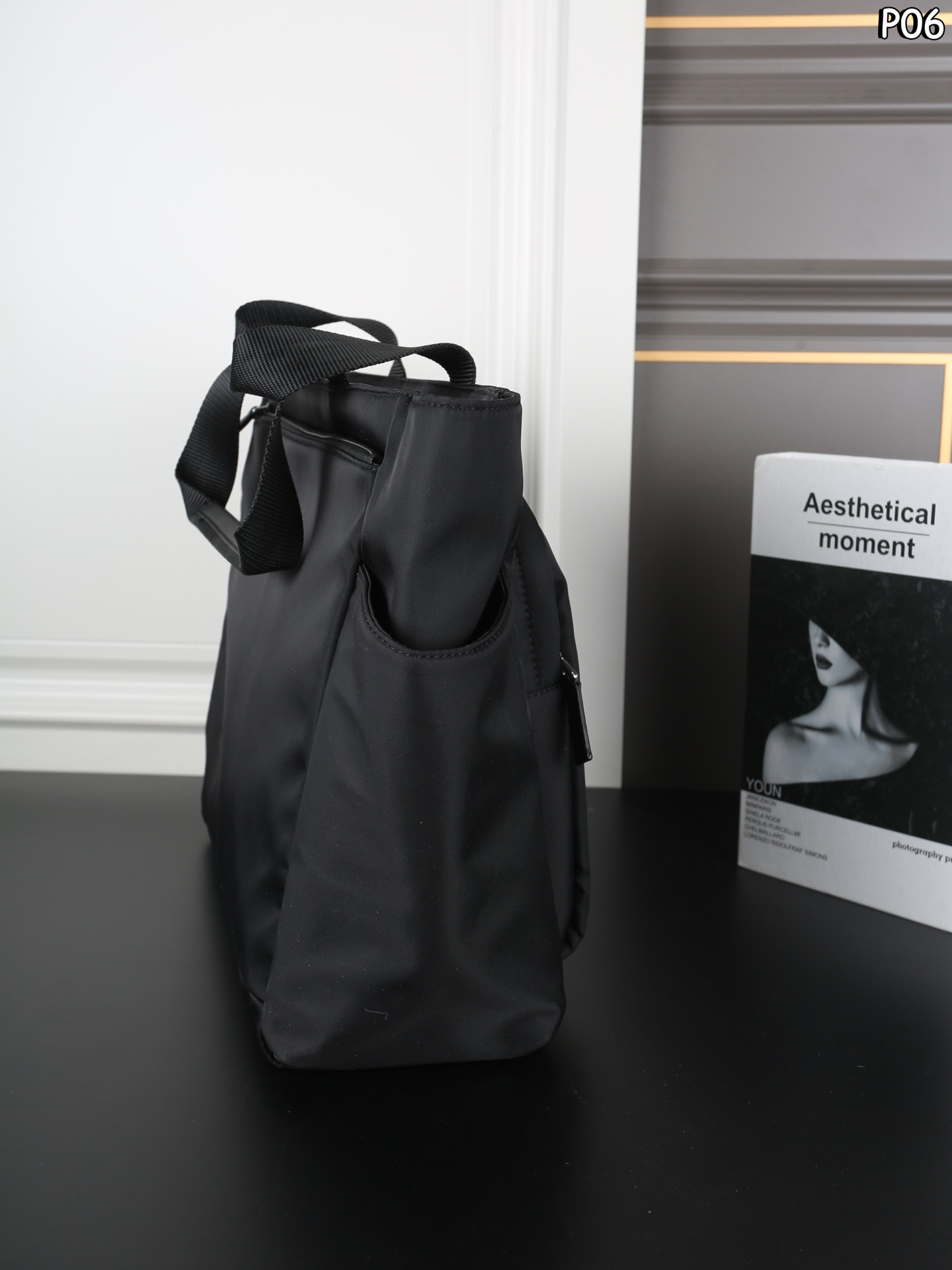 P180 PRADA普拉达 Re-Nylon 托特包Tote包购物袋 尼龙 手提包 这款托特包采用进口尼龙面料，前幅拉链口袋设计，包身两侧口袋可放水杯/雨伞....等等，可手提肩背，出短差和平时用都没问题，功能性非常实用，又是一款永久不过时爆款🎉🎉 Prada 最轻便的包包 尺寸：41&times;32