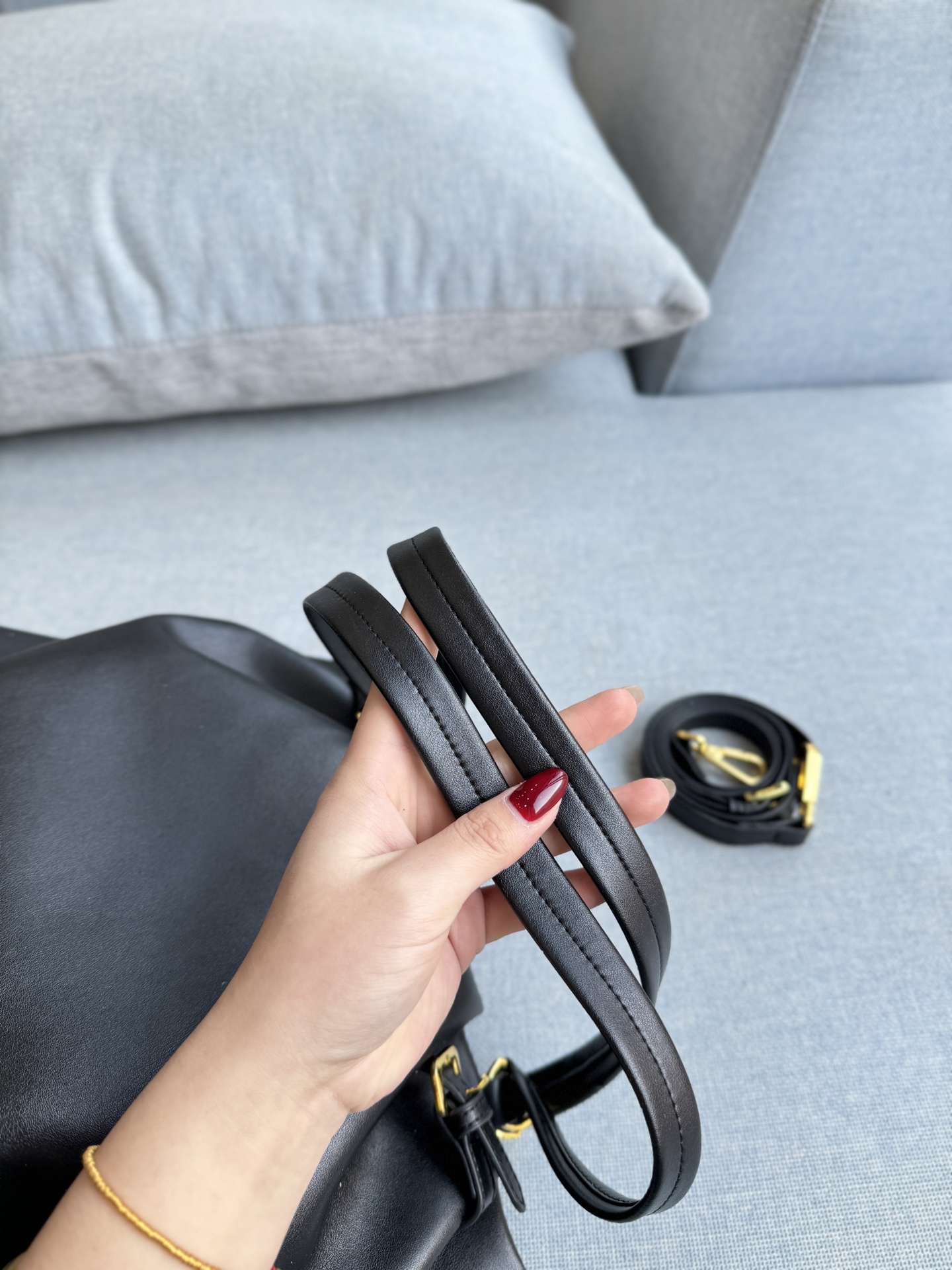 💰180 天地盖 size：31&times;26 PRADA普拉达 托特包 购物袋 腋下包 单肩包 这么高级的Prada谁能不爱🖤 黑金Prada垃圾袋 全皮腋下托特包 Prada全皮单肩腋下黑金托特包 自行配链条可变垃圾袋款 肩带可以收进包内 磁吸扣 时髦感都快要溢出来了