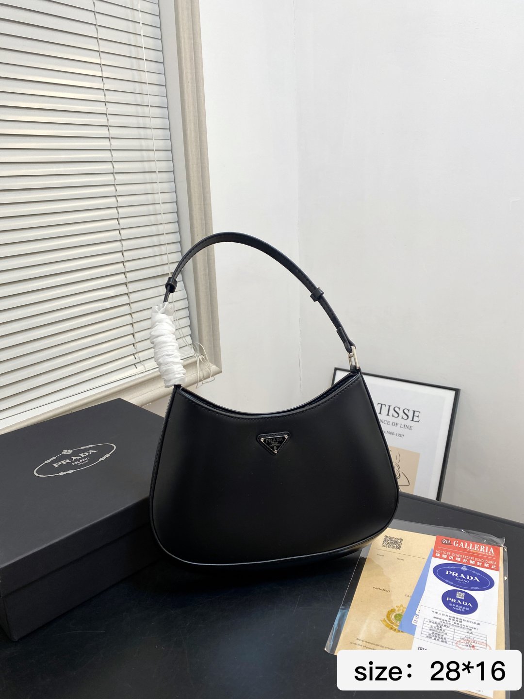 🅿️💰105 配礼盒 尺寸28*16 Prada洋气单品 普拉达腋下包 这个系列将是Prada接下来一整季的主打款式。Prada 手袋的曲线型设计分外醒目，当手包很优雅，时尚百搭！打麻将逛街也很轻便哦！ 7688