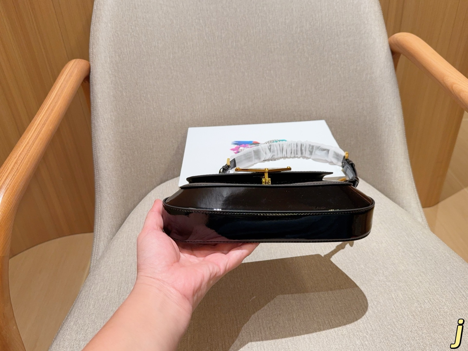 💰170 普拉达prada 新款fw亮皮漆皮hobo腋下包 翻盖法棍包 尺寸24&times;14&times;4 礼盒包装🎁