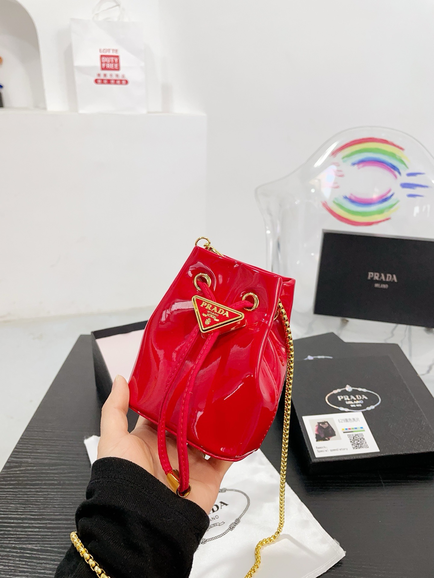 👑💰P105配盒 ⚠️尺寸10.13 普拉达PRADA mini亮片水桶包 太可爱了，bling bling的效果非常吸睛 可仙可酷，难道你不心动。 太美太可爱了