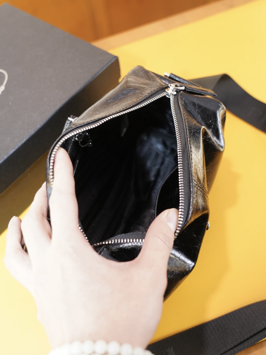 P110 🇮🇹 PRADA 普拉达 官网同步 高版本 斜挎单肩背包 永恒不过时的标志性产品 纯原单牛皮 顶级五金制作 非市面普通版本 今年最爱的款式 全部实拍 实用性非常高 完全不用担心穿搭 配全套包装礼品盒 【规格：25x14x10】