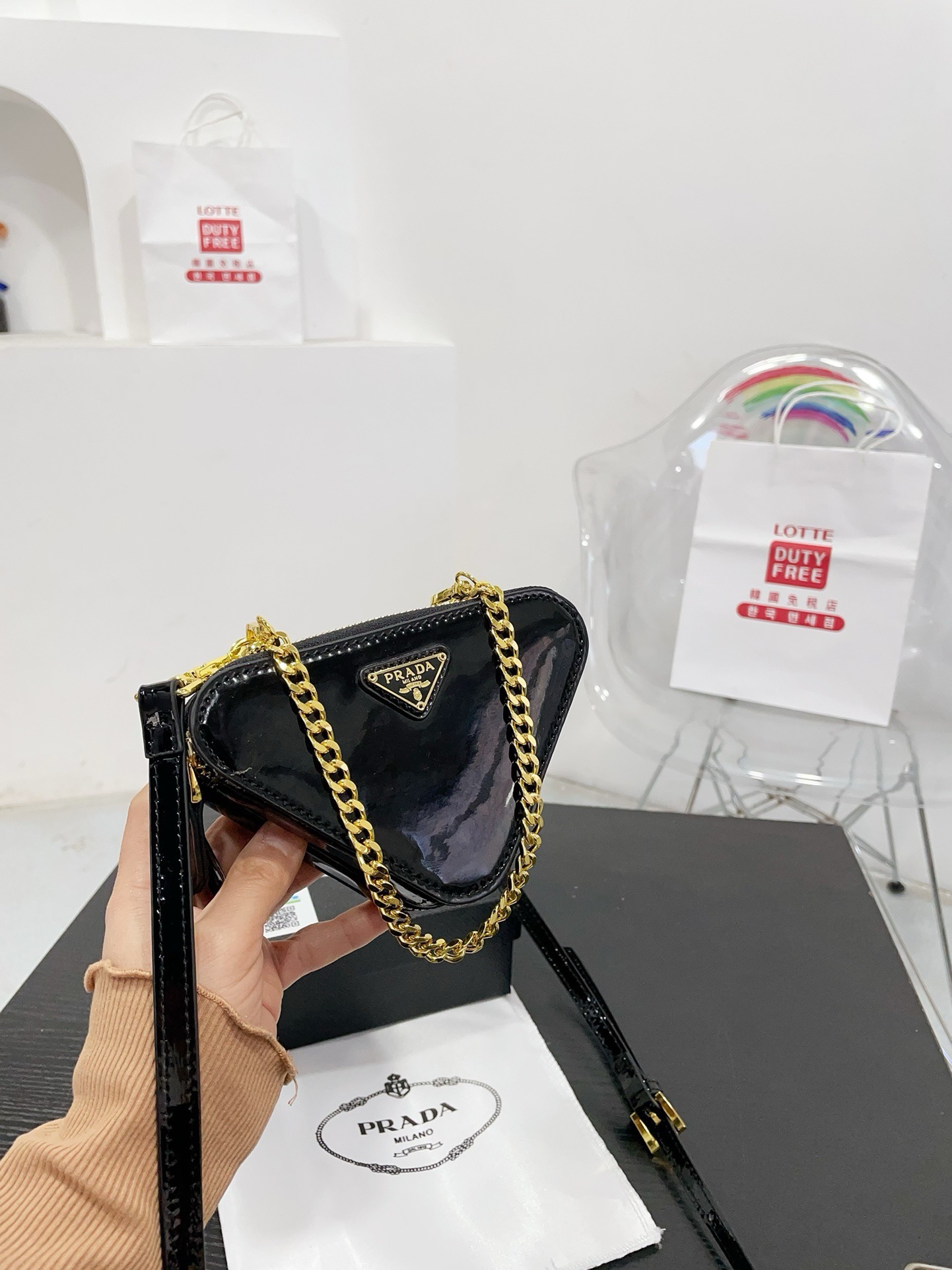 📷💰115配盒子 Prada 三角包❤️ 普拉达家新款 迷你小三角包/精致零钱包时尚凹凸造型单品 拿来当配饰也是极好的时髦小配件可爱的不要不要的 尺寸 16.10cm