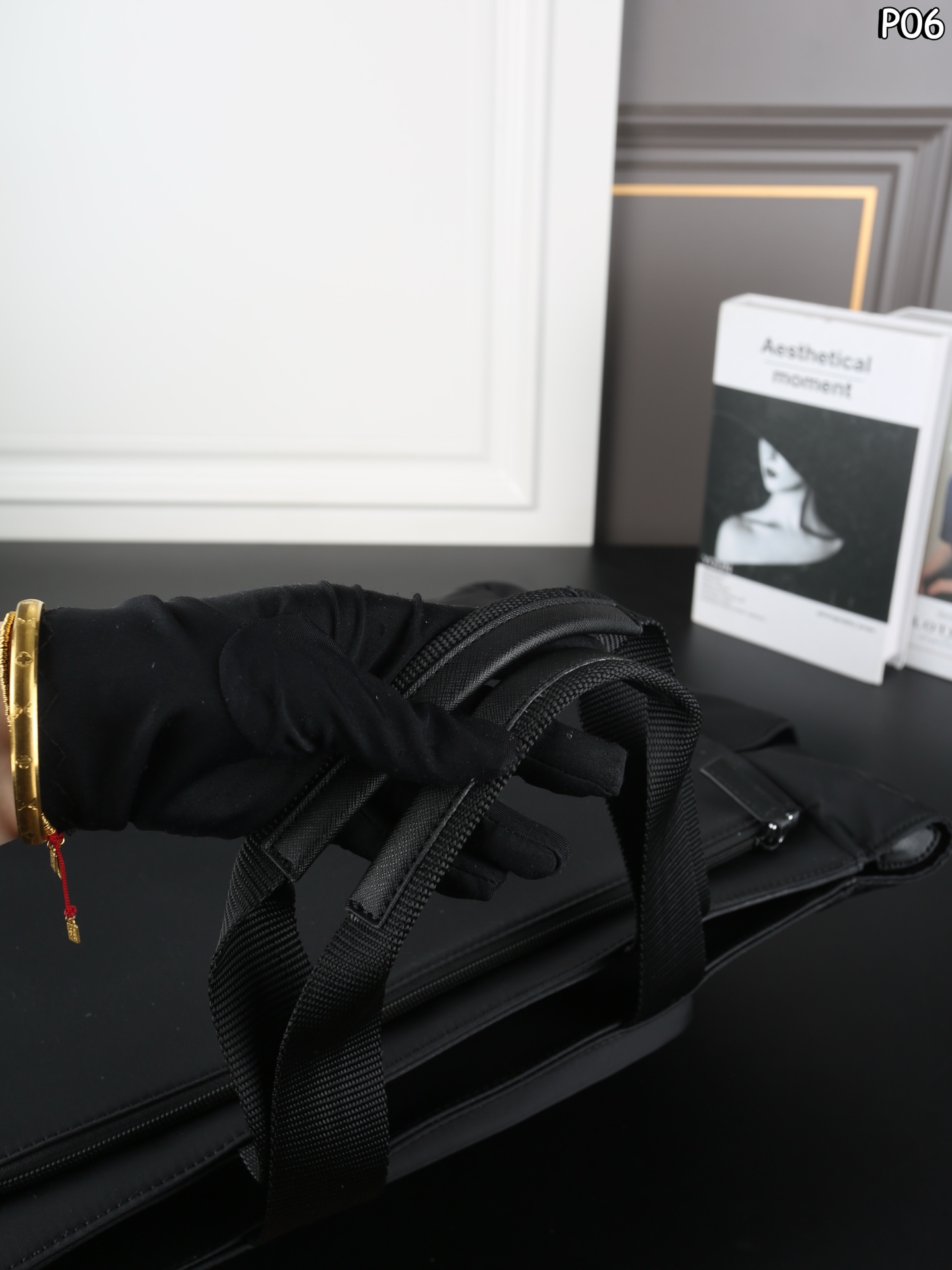 P180 PRADA普拉达 Re-Nylon 托特包Tote包购物袋 尼龙 手提包 这款托特包采用进口尼龙面料，前幅拉链口袋设计，包身两侧口袋可放水杯/雨伞....等等，可手提肩背，出短差和平时用都没问题，功能性非常实用，又是一款永久不过时爆款🎉🎉 Prada 最轻便的包包 尺寸：41&times;32