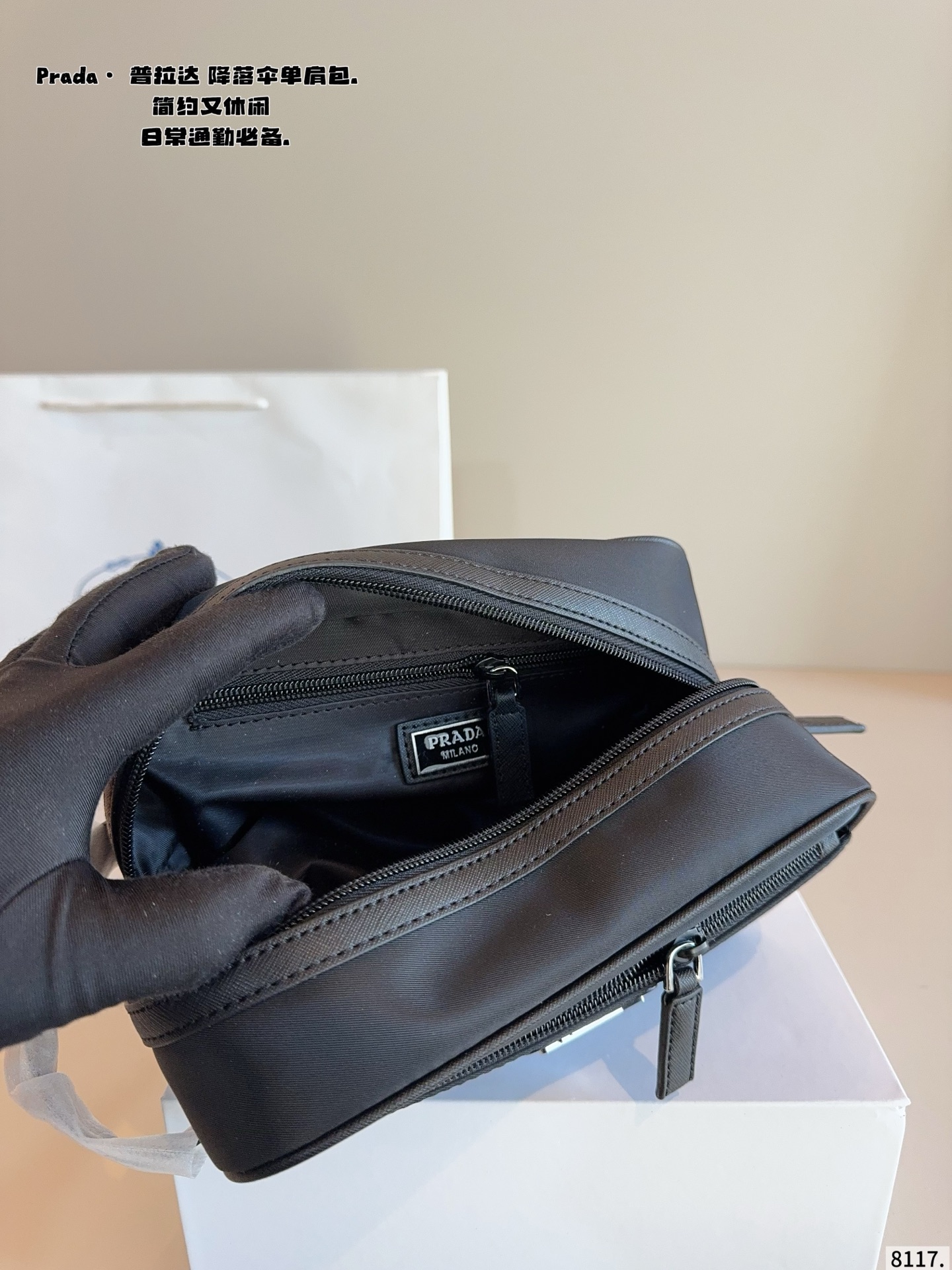 p120配礼盒🎁. 普拉达PRADA 手包. 时髦大气又很酷 这种款就是越看越好看 而且永远都不会过时 经典永远是经典 百搭实用还能凸显个人魅力和气质尺寸：22*10*12cm