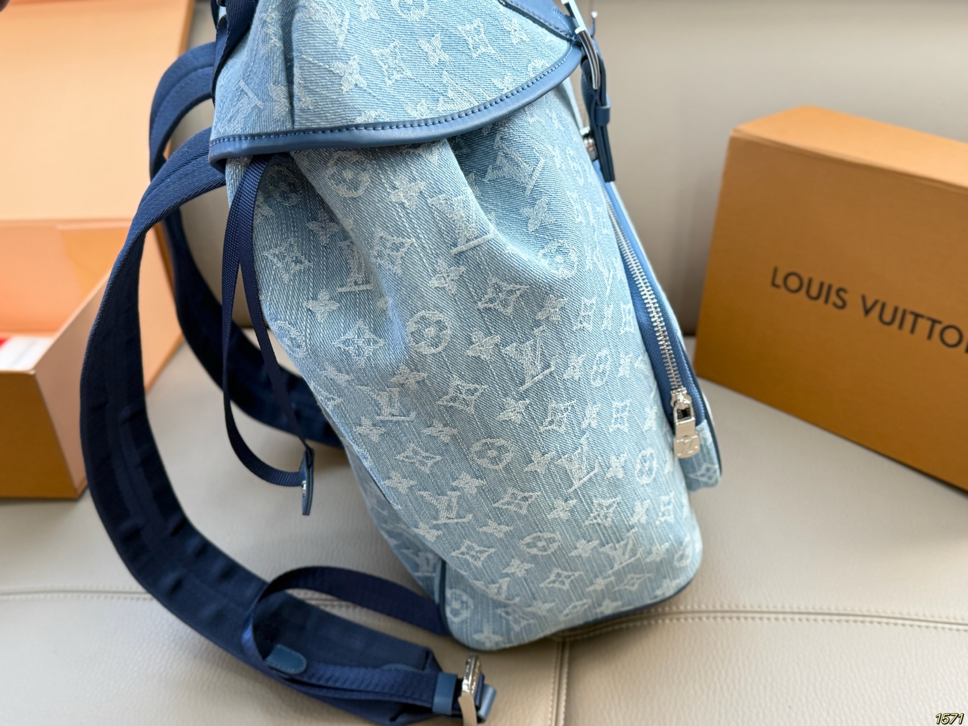 &yen;190配盒 LV路易威登，Dior迪奥 Prada普拉达双肩包 满足日常所需，解放双手 款式百搭 有非常能装低调简单 包身不易变形，自重轻❗️ 尺寸28 36