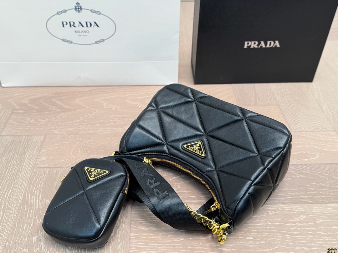 &yen;125配盒 Prada 普拉达三合一hobo 肩背包 斜挎 秀场最火单品！ 旅行 健身 生活 聚会 街拍 都ok！ 很有高级感 时装feel。 尺寸：25 13