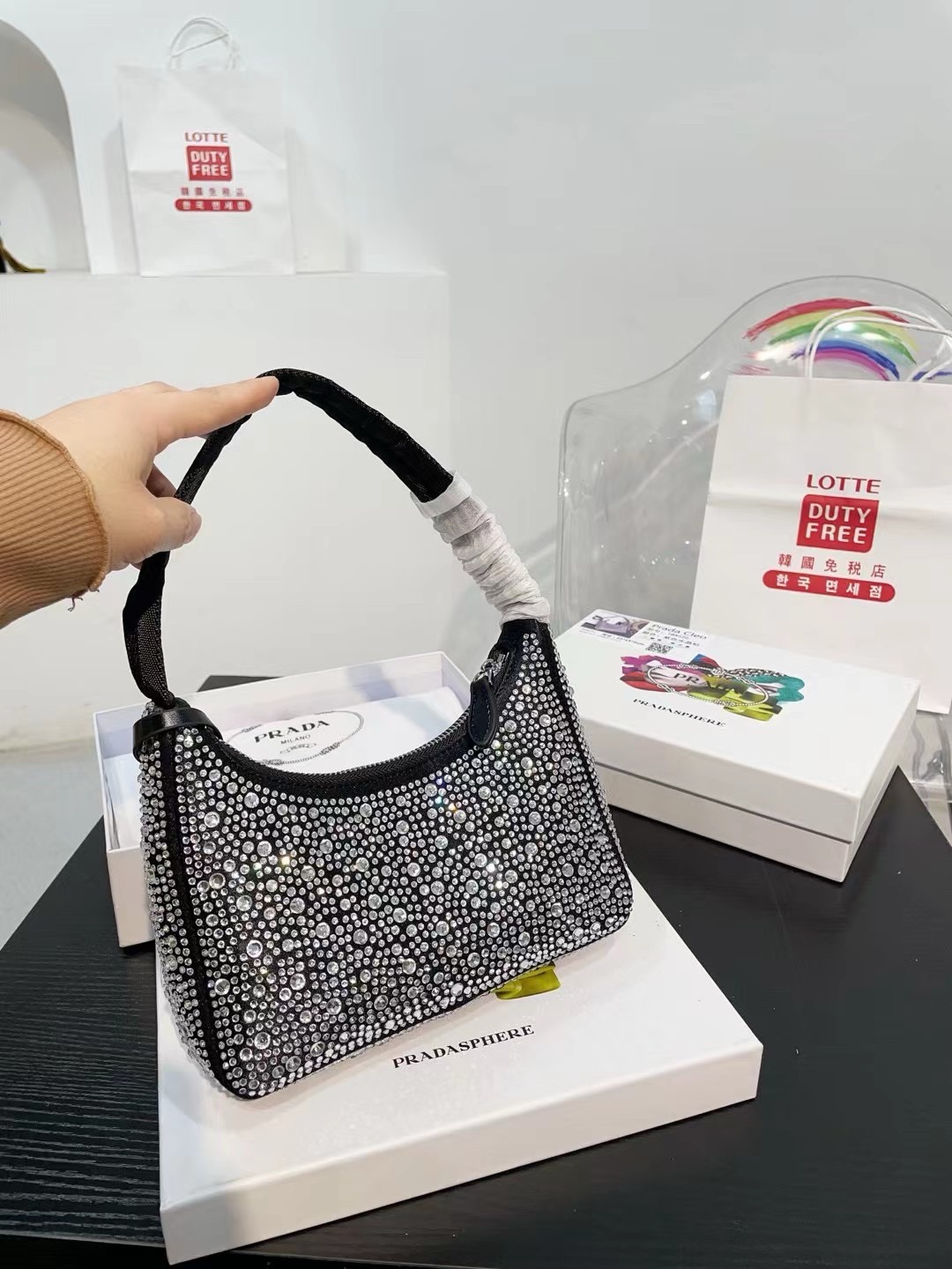 👑💰130配盒子 普拉达水钻石腋下包 ✧Prada͎ 闪钻包 红翻天的一款 专柜一只难求 我家原单复刻版 -今年真的太流行腋下包了 🤞🏿 超级喜欢它简单有质感的设计，很能装而且方便啊！ 无敌时髦洋气～哈哈真香😜耐磨耐用 尺寸 20 12