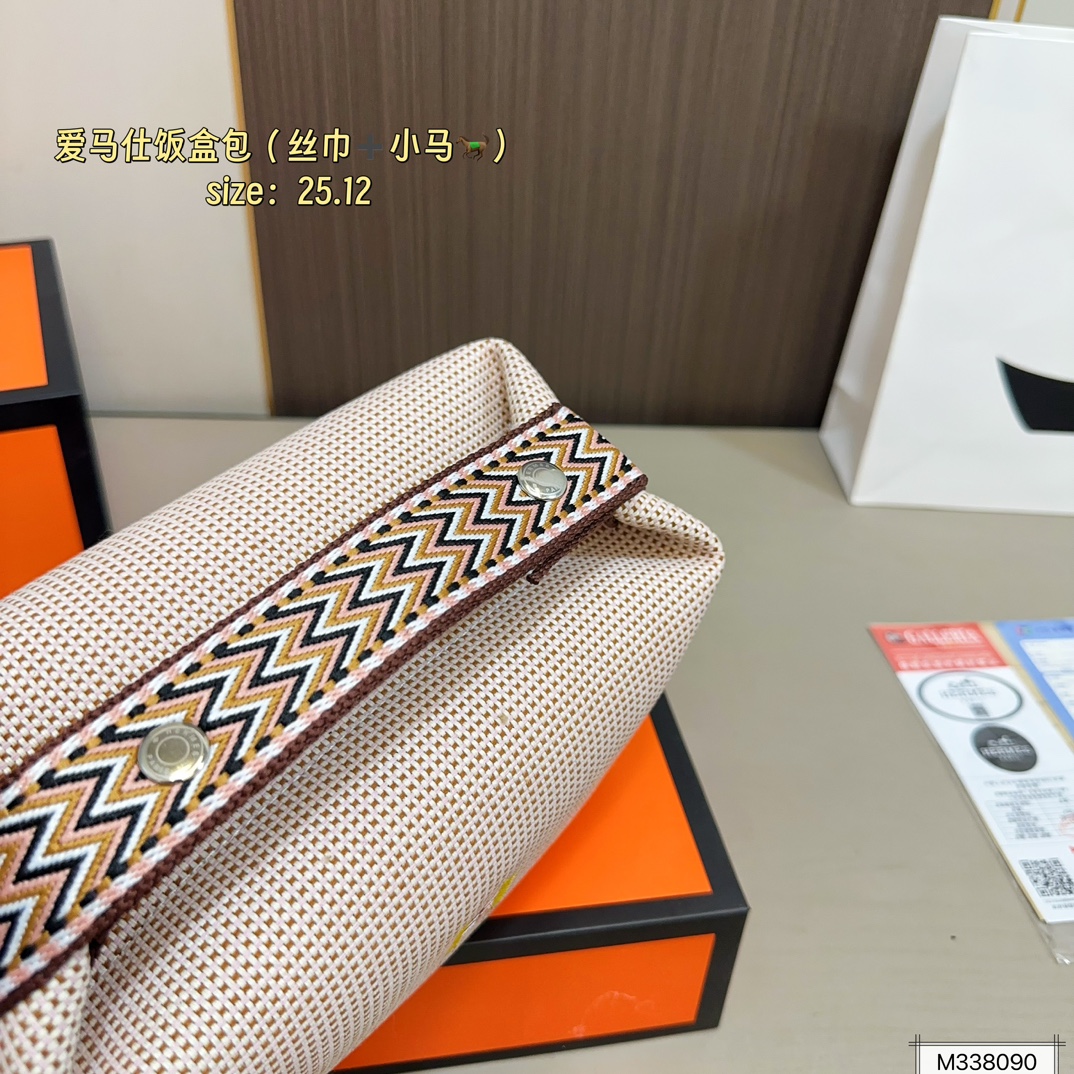 💰105 礼盒包装 丝巾➕小马 爱马仕帆布收纳包饭盒包。 帆布的材质随性且休闲！ 优雅贵气高级感并存！ 尺寸25&times;12