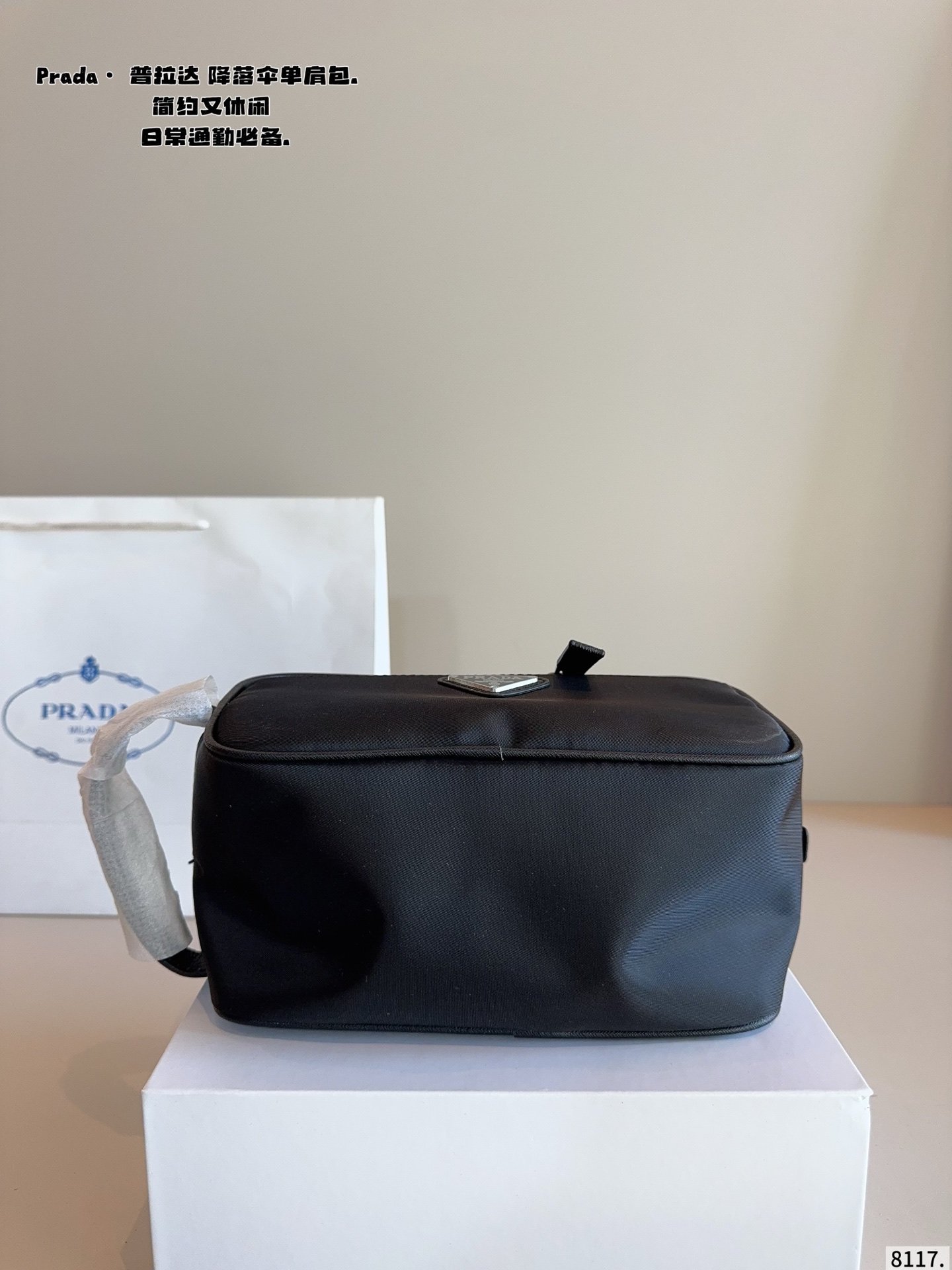 p120配礼盒🎁. 普拉达PRADA 手包. 时髦大气又很酷 这种款就是越看越好看 而且永远都不会过时 经典永远是经典 百搭实用还能凸显个人魅力和气质尺寸：22*10*12cm