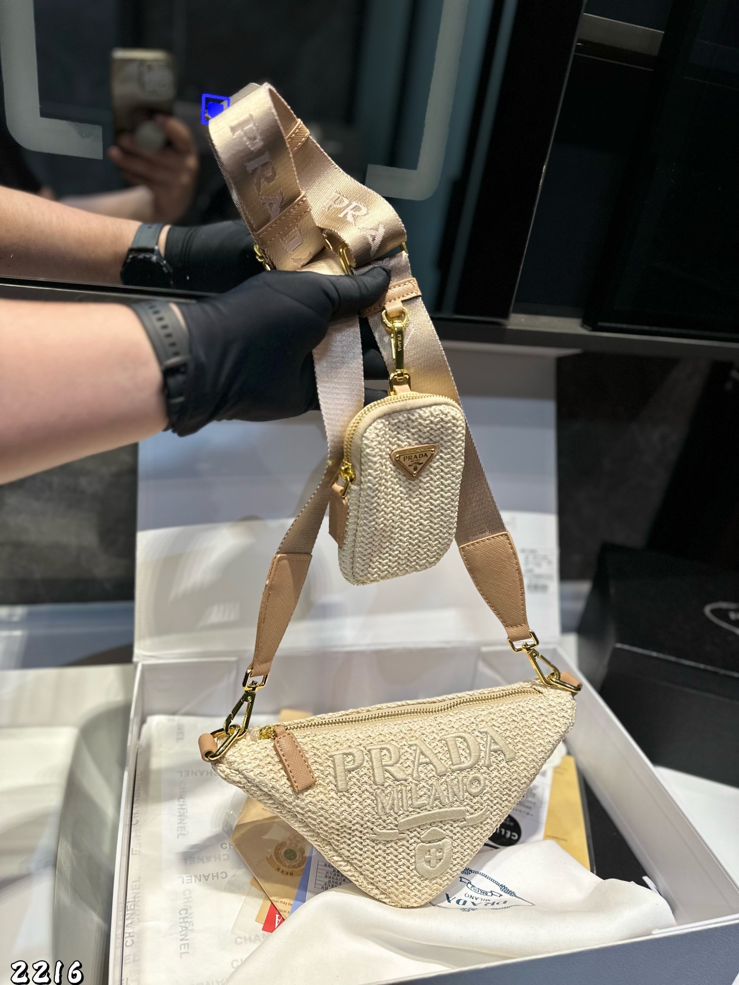 ❤️p130❤️ ✅新品推荐🔜升级版🔥Prada普拉达专柜同款编织三角包～草编包👍配小包‼️高端货！可肩背～各大明星追捧的爆款～棕榈叶和牛皮编织而成‼️采用最好的五金配件！经典logo！（size：28*14*10 小包9*13）