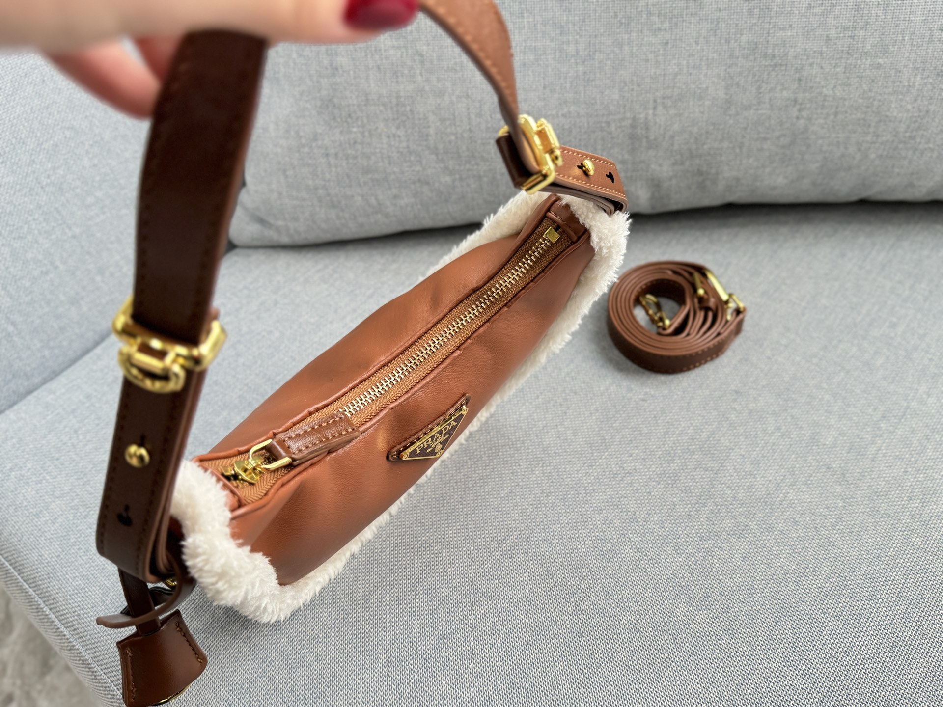 💰135 size：23&times;15 PRADA普拉达 羊羔毛 腋下包 单肩手提包 月牙包 半月包 冬天就要有冬天的包包呀❄️ 新品毛茸茸包，冬天的可可爱爱🟠 腋下包已成为主流时尚趋势啦！ 超级百搭好看时髦潮人一定要买它！ 不仅实用轻便又好看😍😍