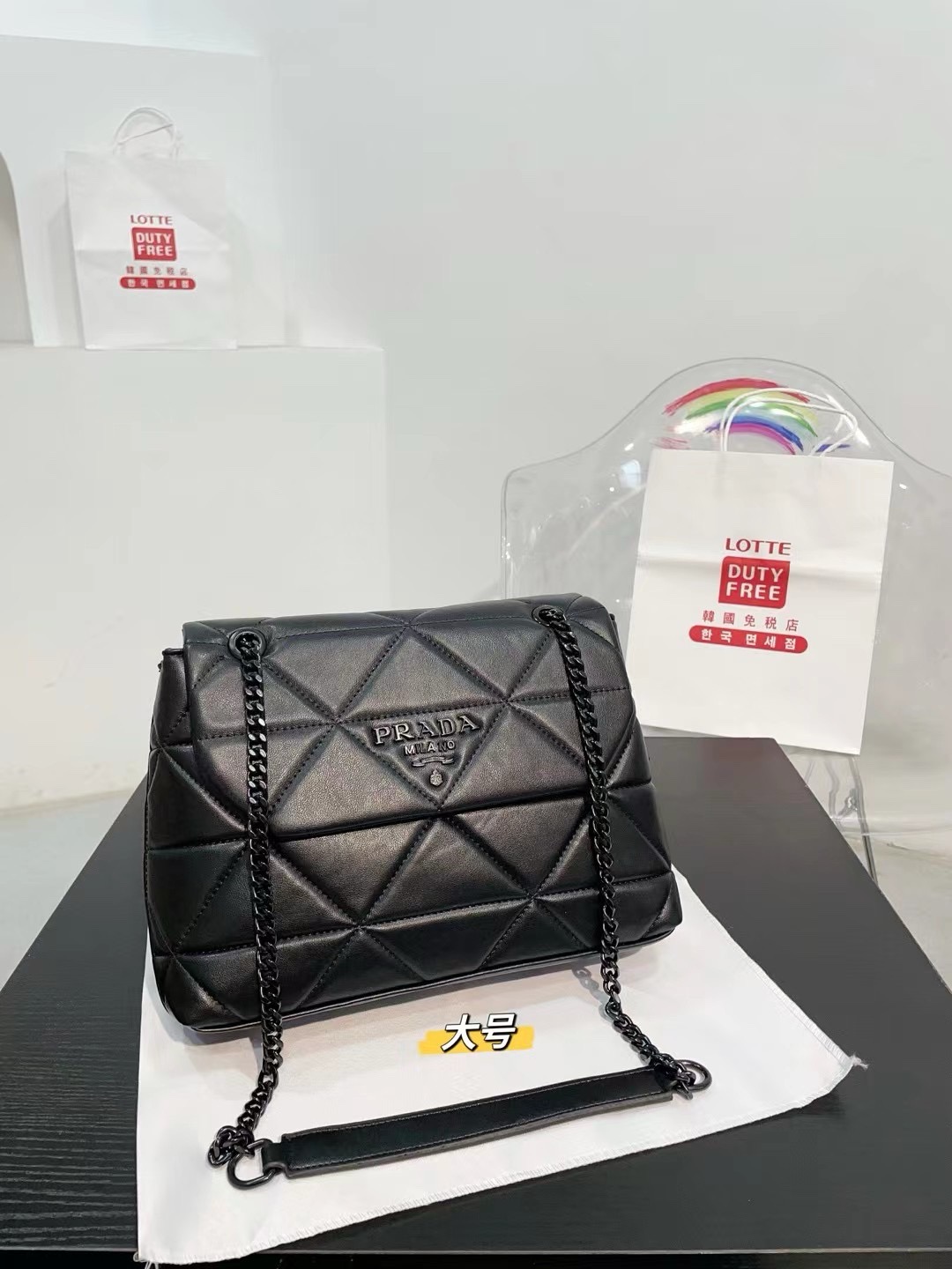 👑💰125💰130💰配盒🎁 尺寸：28.8.20cm/24.6.49cm 普拉达小羊皮斜挎包 单肩包 网红推荐爆款 整个包型，是以当代流行的复古风！单单Logo按扣的设计就可以单手优雅的翻盖
