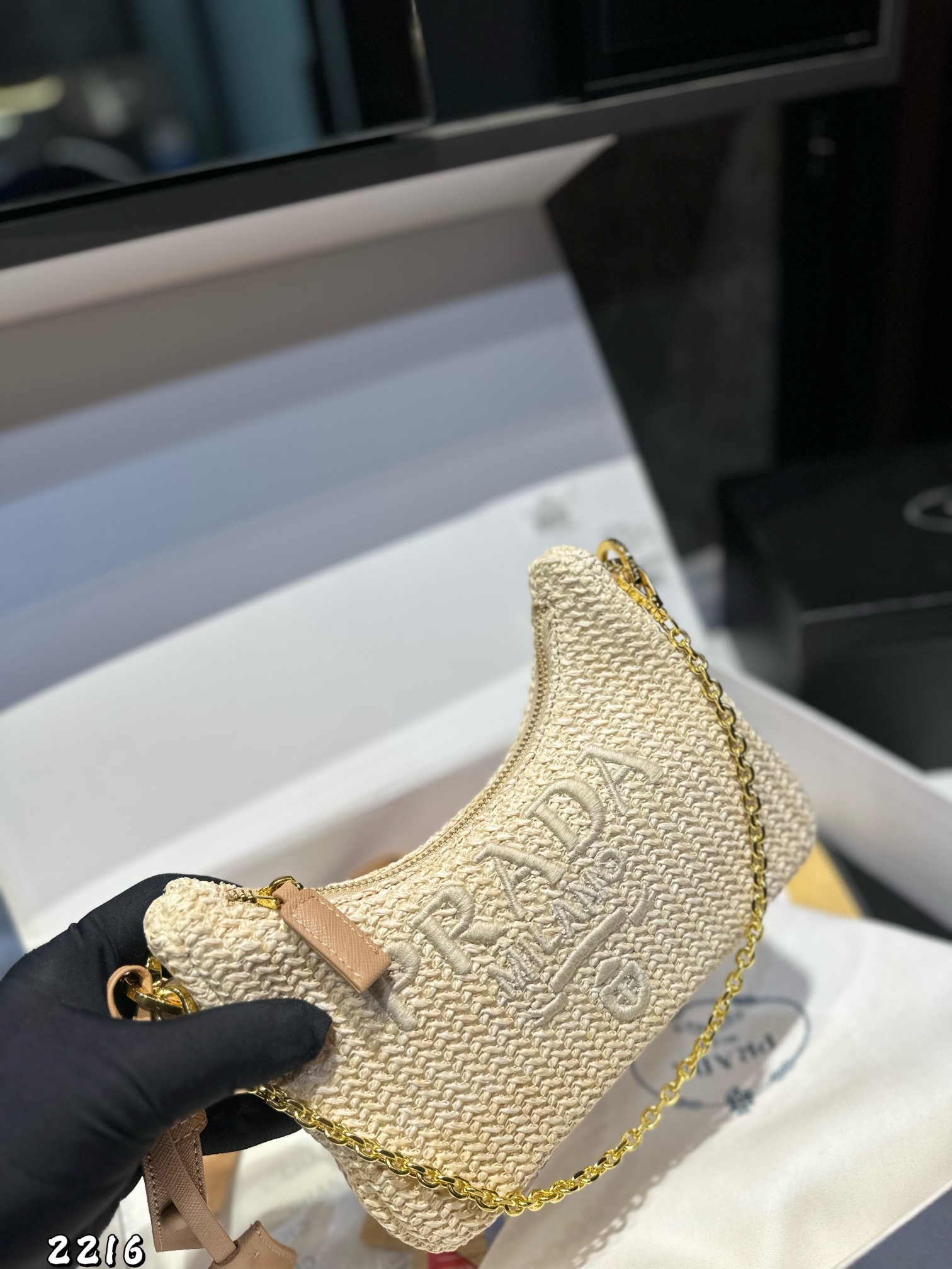 ❤️p125❤️ ✅新品推荐🔜升级版🔥Prada普拉达专柜同款编织hobo腋下包👍高端货！配链条和皮带！各大明星追捧的爆款～棕榈叶和牛皮编织而成‼️采用最好的五金配件！经典logo（size：22*15*5）