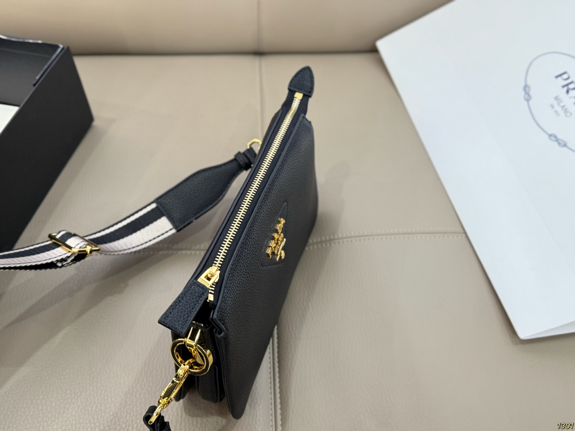 &yen;185 普拉达prada风琴包 太完美 格层多多 什么衣着全能搭配 容量空间大 手感超柔软 赶紧入手吧尺寸24.14