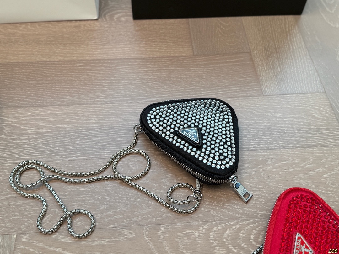 &yen;100配盒 Prada 普拉达三角包 零钱包 超好搭 最近真的好火，脑子里是瞬间相出了N种搭配方式，非常的百搭，上身也非常的好！尺寸14 11