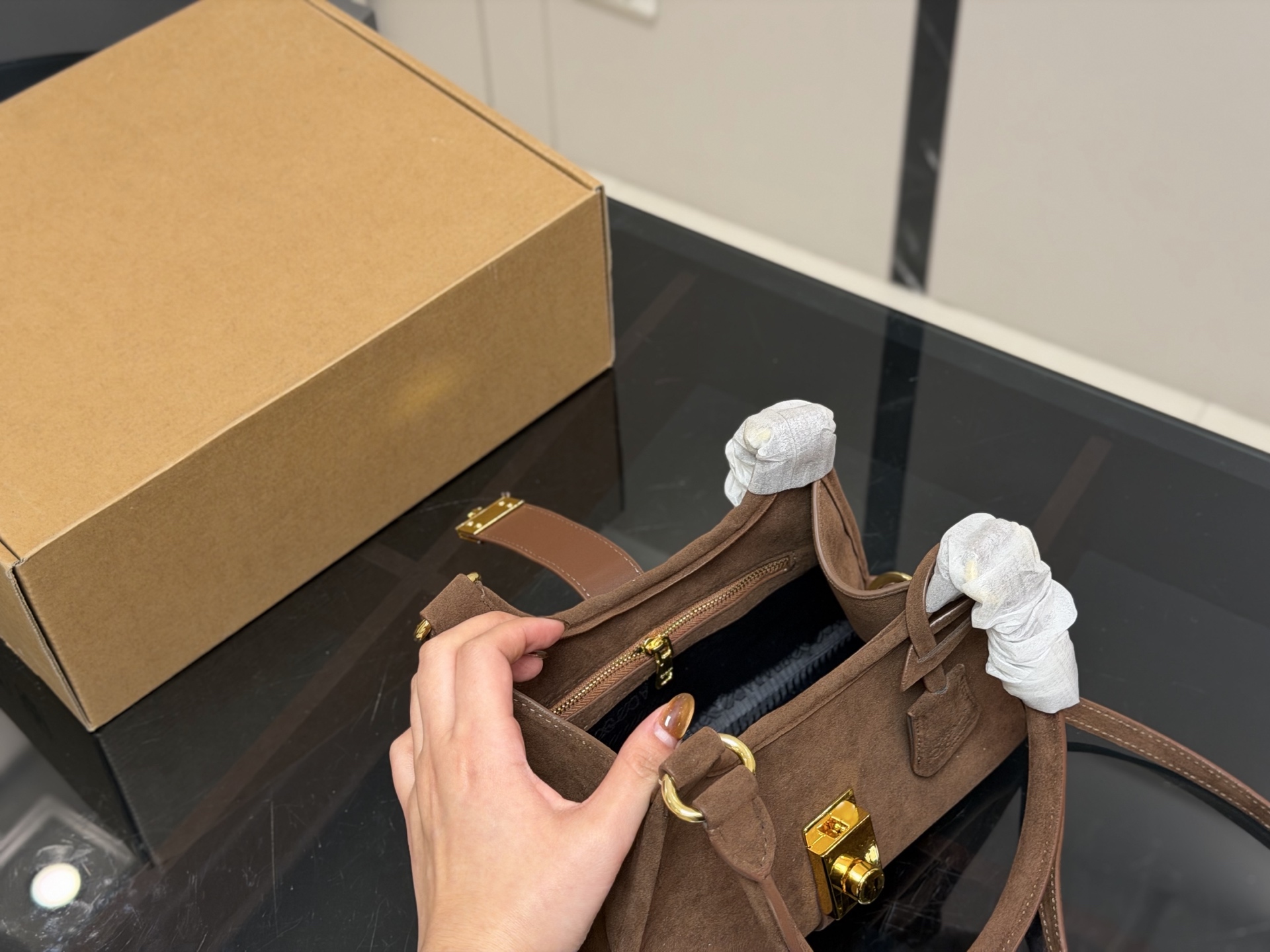 &yen;170 size：26.18cm 普拉达 hobo中古腋下包 多了一份随意和简单， 完全的时尚百搭！