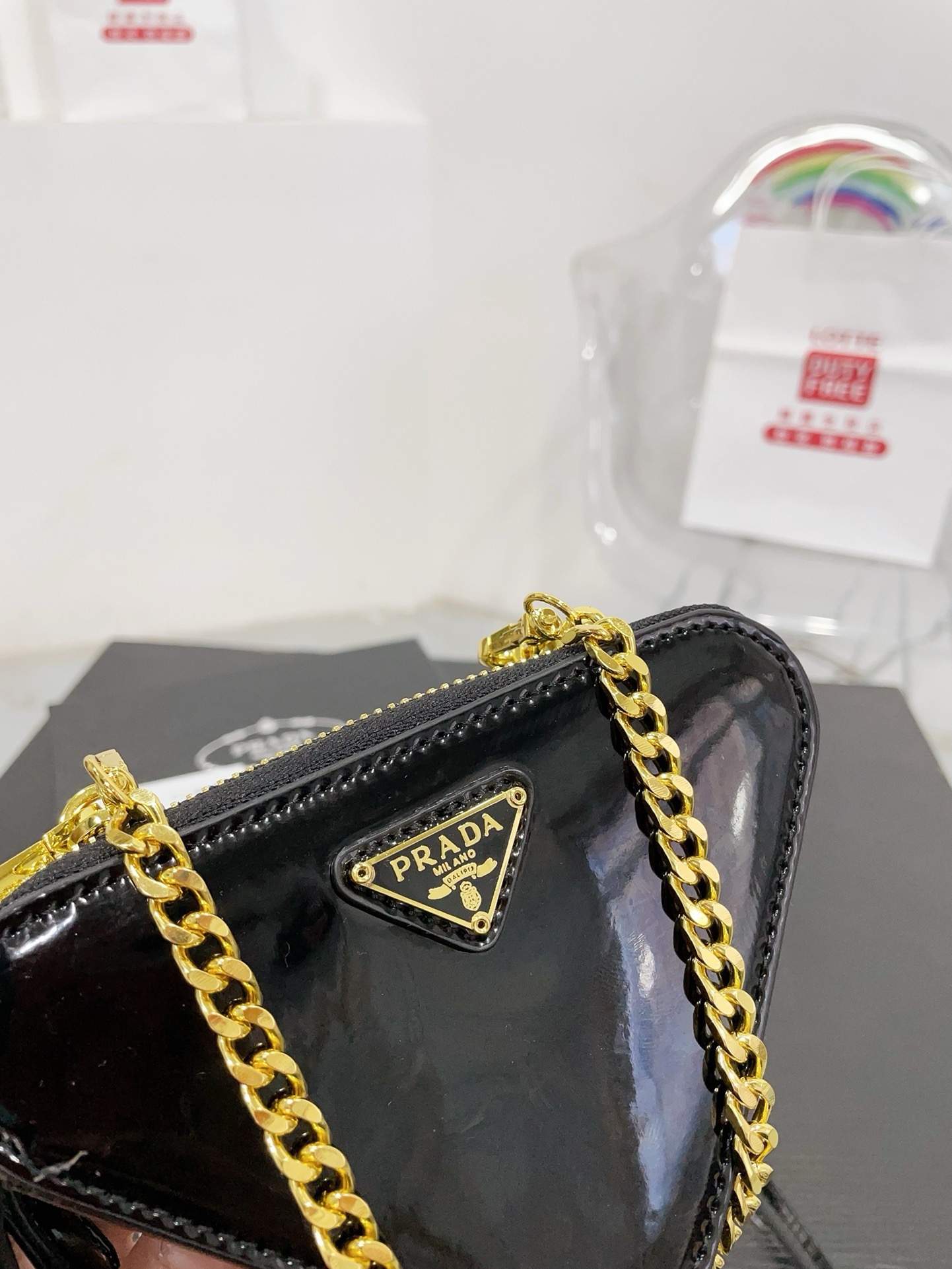 📷💰115配盒子 Prada 三角包❤️ 普拉达家新款 迷你小三角包/精致零钱包时尚凹凸造型单品 拿来当配饰也是极好的时髦小配件可爱的不要不要的 尺寸 16.10cm