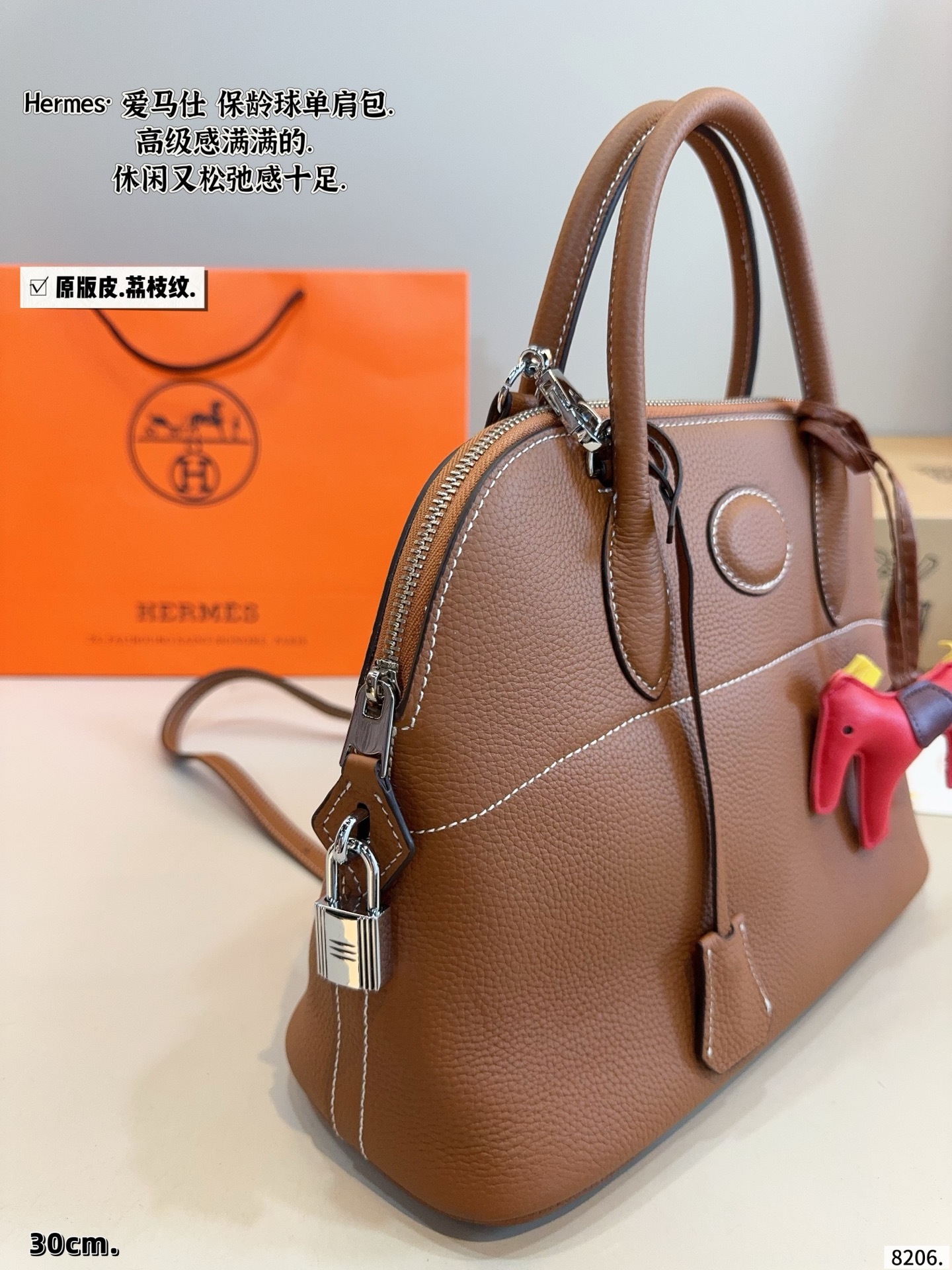 P250配礼盒🎁 Hermesl小仙女必备款爱马仕 Bolide 贝壳包 每一个色真的调的太完美了 一点都不俗气超级仙的 虽然这个包不火 但是是实用的款式，日常需要的东西都可以装下 别认为这个颜色不好搭配 其实穿比较淡的颜色被这个包都很好看 很仙 尺寸：31*12*23cm