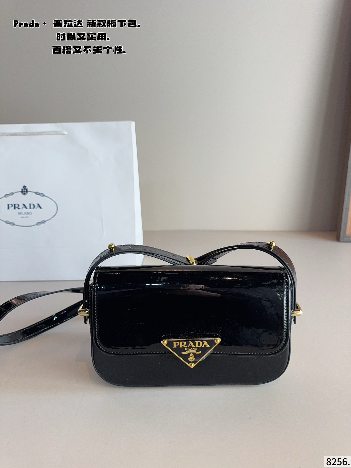p145配礼盒🎁. 普拉达今年真的太流行中古腋下包了 一款sportsexy风格包包 超级喜欢它简单有质感的设计，上身性感而帅气，很能装而且方便啊！ 无敌时髦洋气～尺寸：21*4*12cm