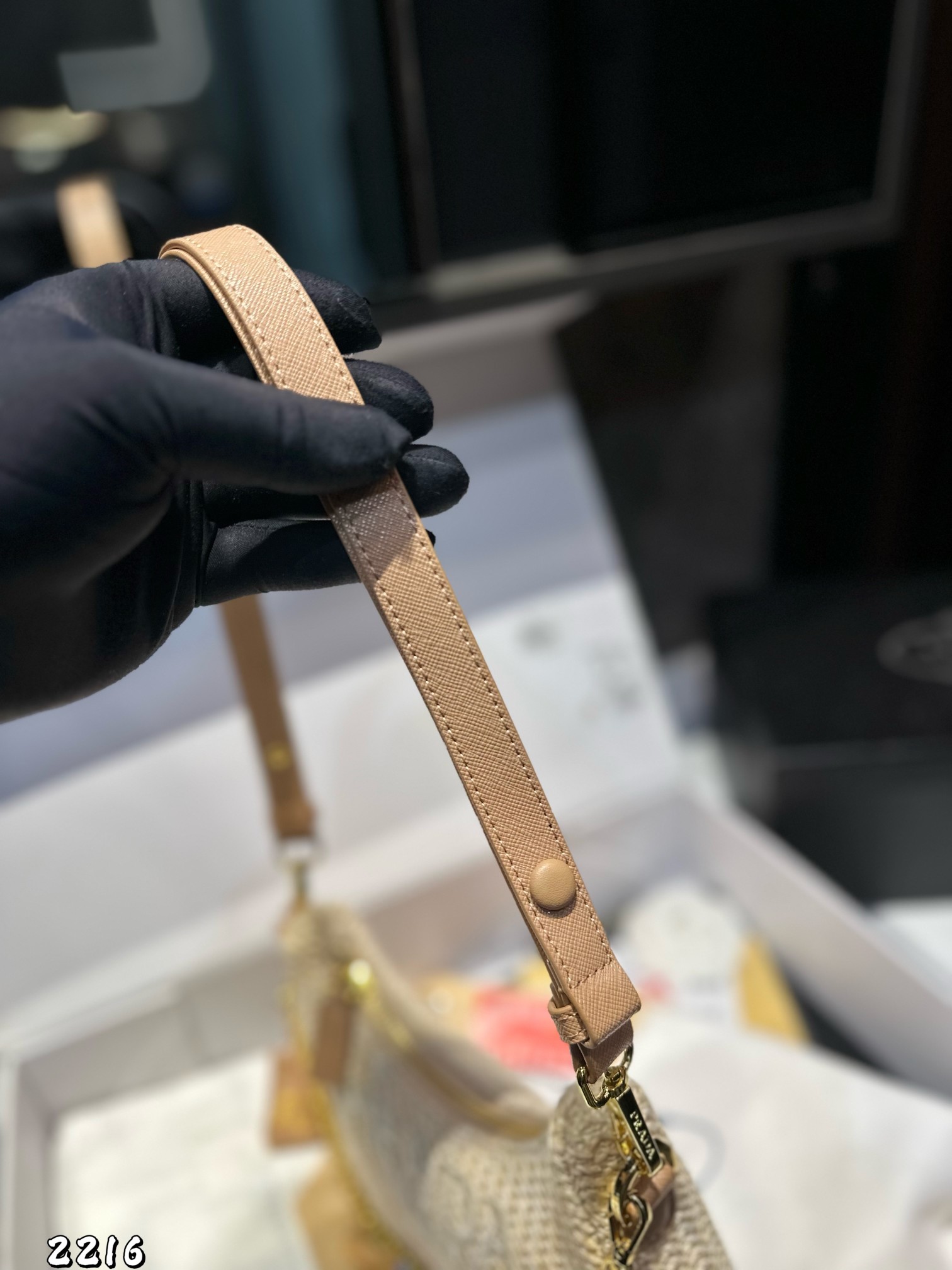 ❤️p125❤️ ✅新品推荐🔜升级版🔥Prada普拉达专柜同款编织hobo腋下包👍高端货！配链条和皮带！各大明星追捧的爆款～棕榈叶和牛皮编织而成‼️采用最好的五金配件！经典logo（size：22*15*5）