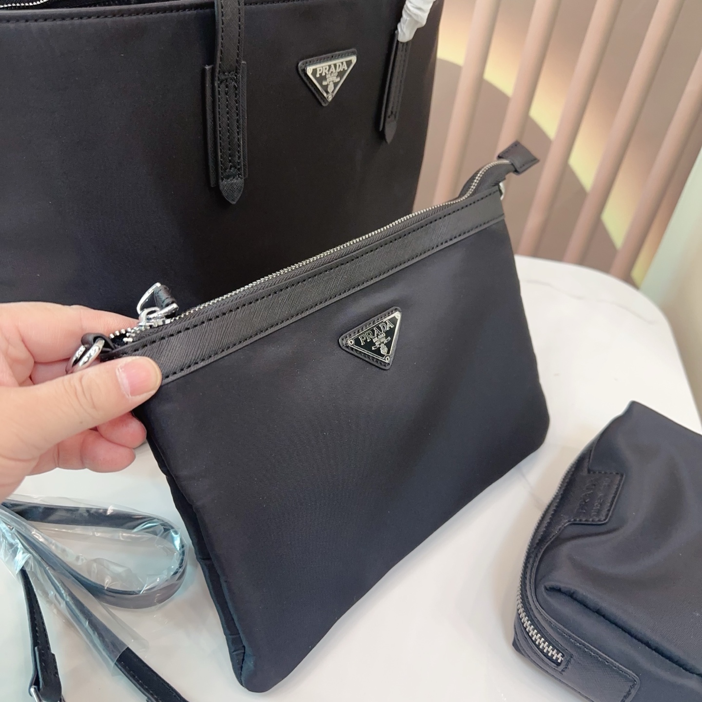 p135 三件套 Pradar最新中古包 eeprada普拉达新品中古包最近Pradar 龙设计,真的都太火了 革冬天的厚重感或夏天的运动感都可以轻松驾驭菜-眼就爱上了 Prada中古大包不论春夏秋冬都能背,百搭实用是大包里为数不多的仙女哦! 尺寸：35*11*27 bb