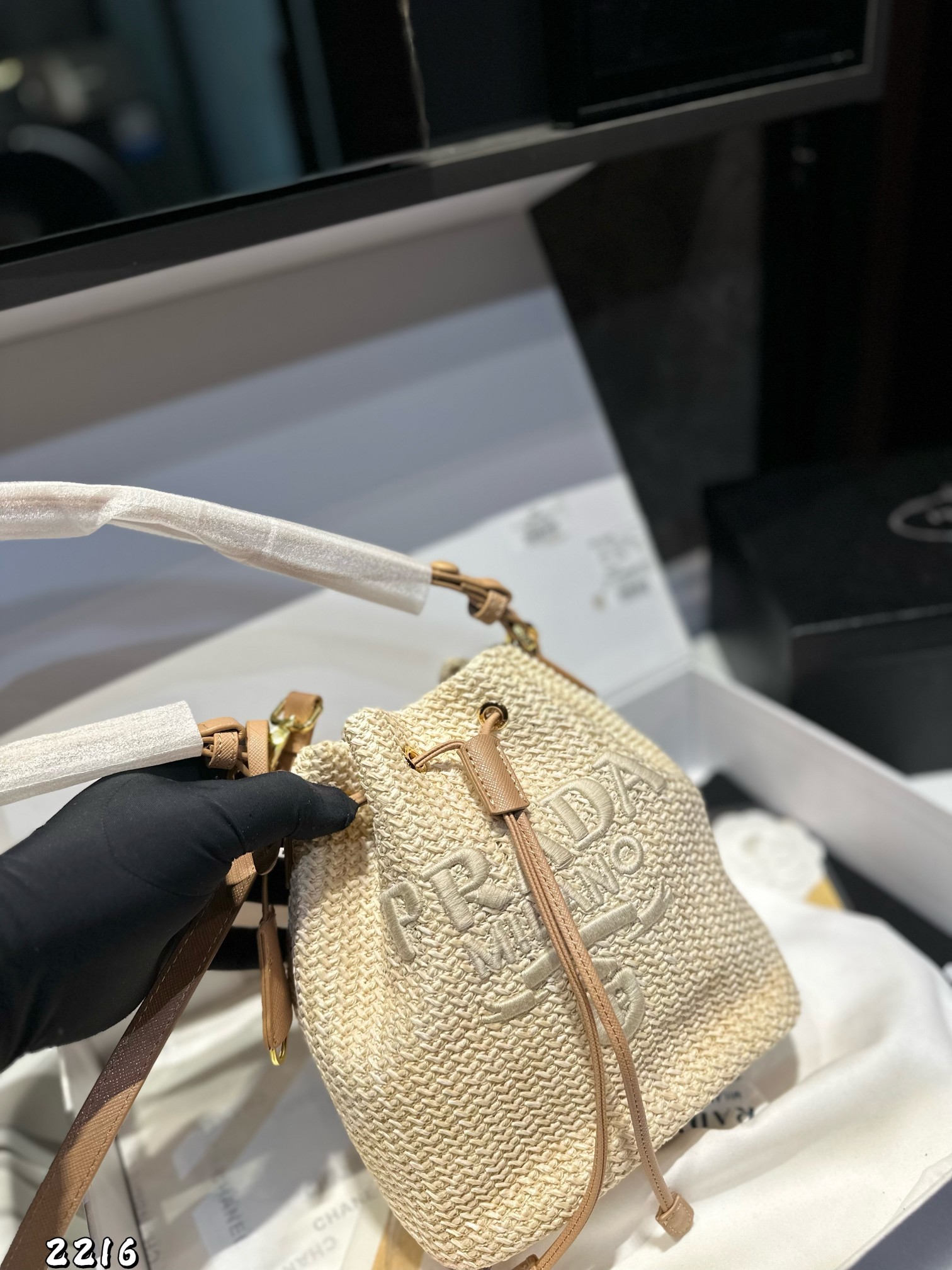 ❤️p130❤️ ✅新品推荐🔜Prada普拉达专柜同款编织水桶包～草编包👍高端货！可手提可肩背～各大明星追捧的爆款～棕榈叶和牛皮编织而成‼️采用最好的五金配件！经典logo！（size：19*21*12）